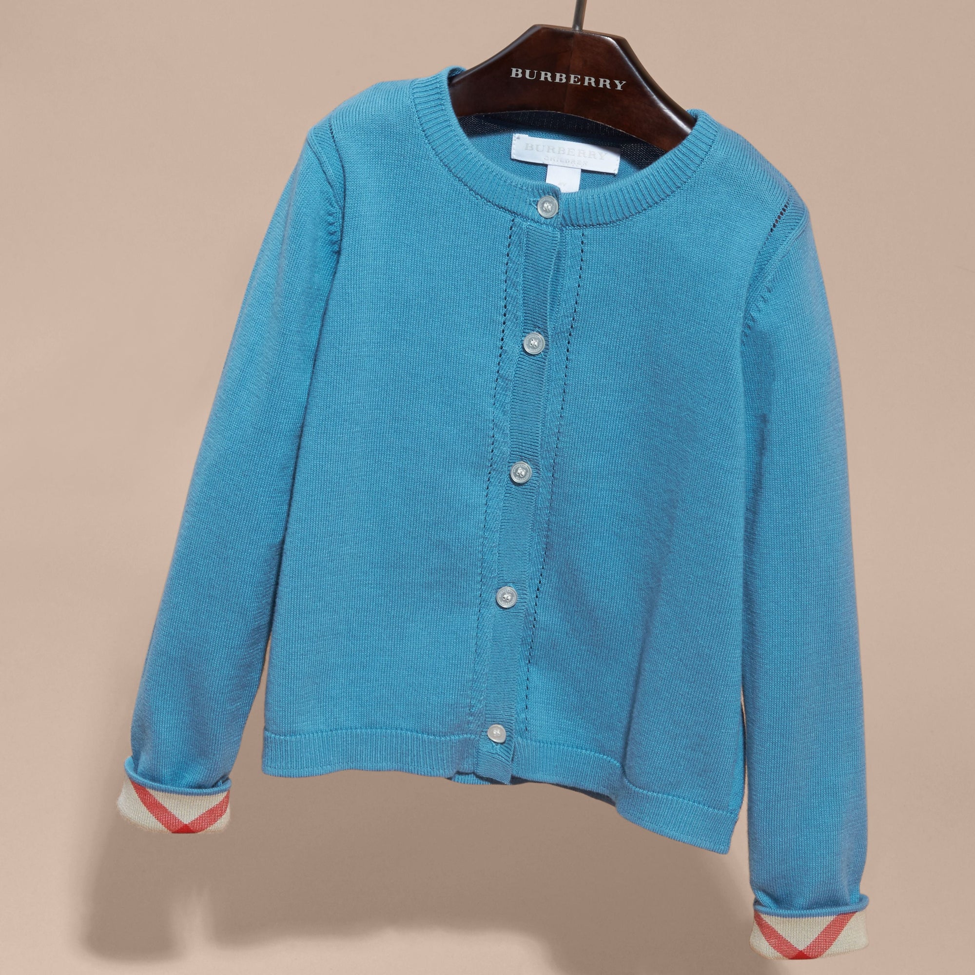 PALE PEWTER BLUE Cardigan en maille de coton avec poignets à motif check