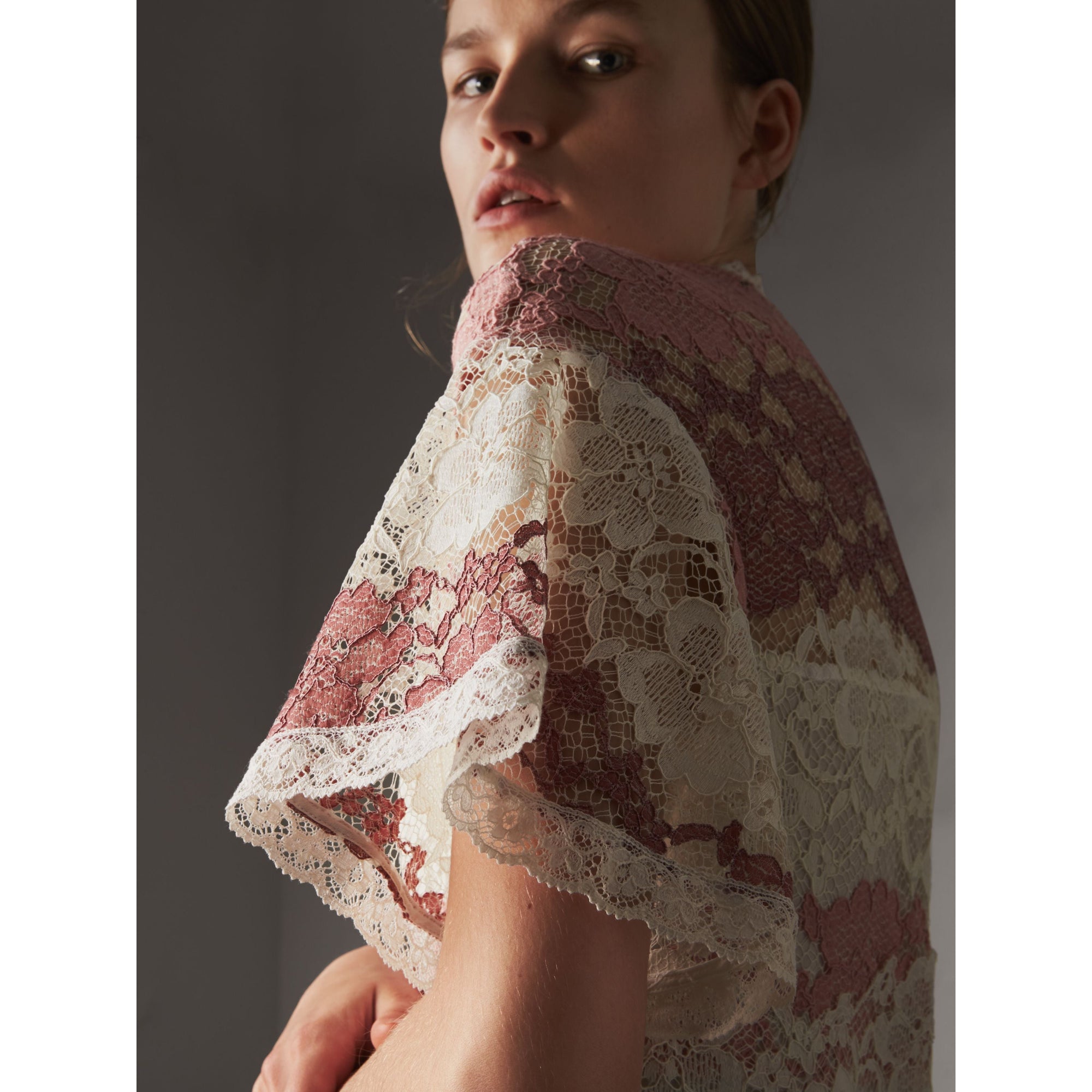 DUSTY PINK Robe en dentelle à motif floral avec manches papillon