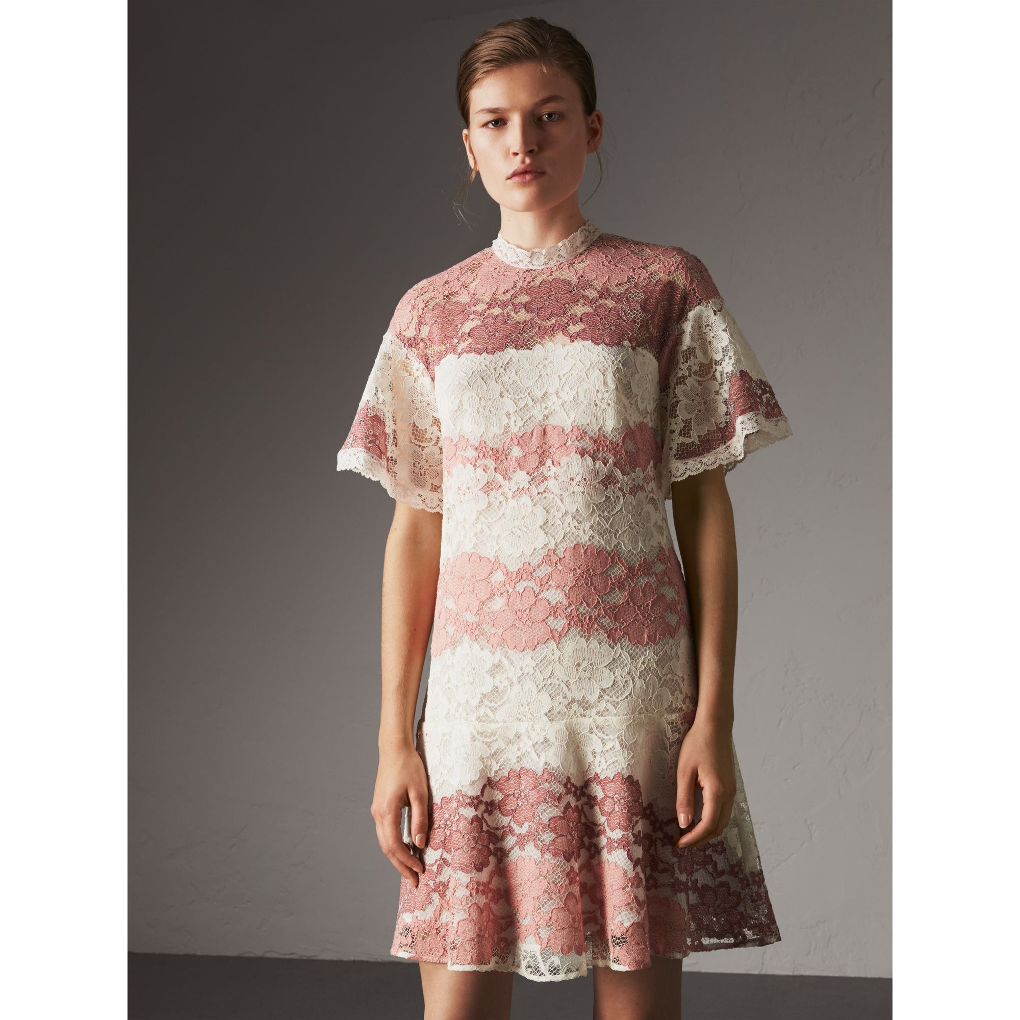 DUSTY PINK Robe en dentelle à motif floral avec manches papillon