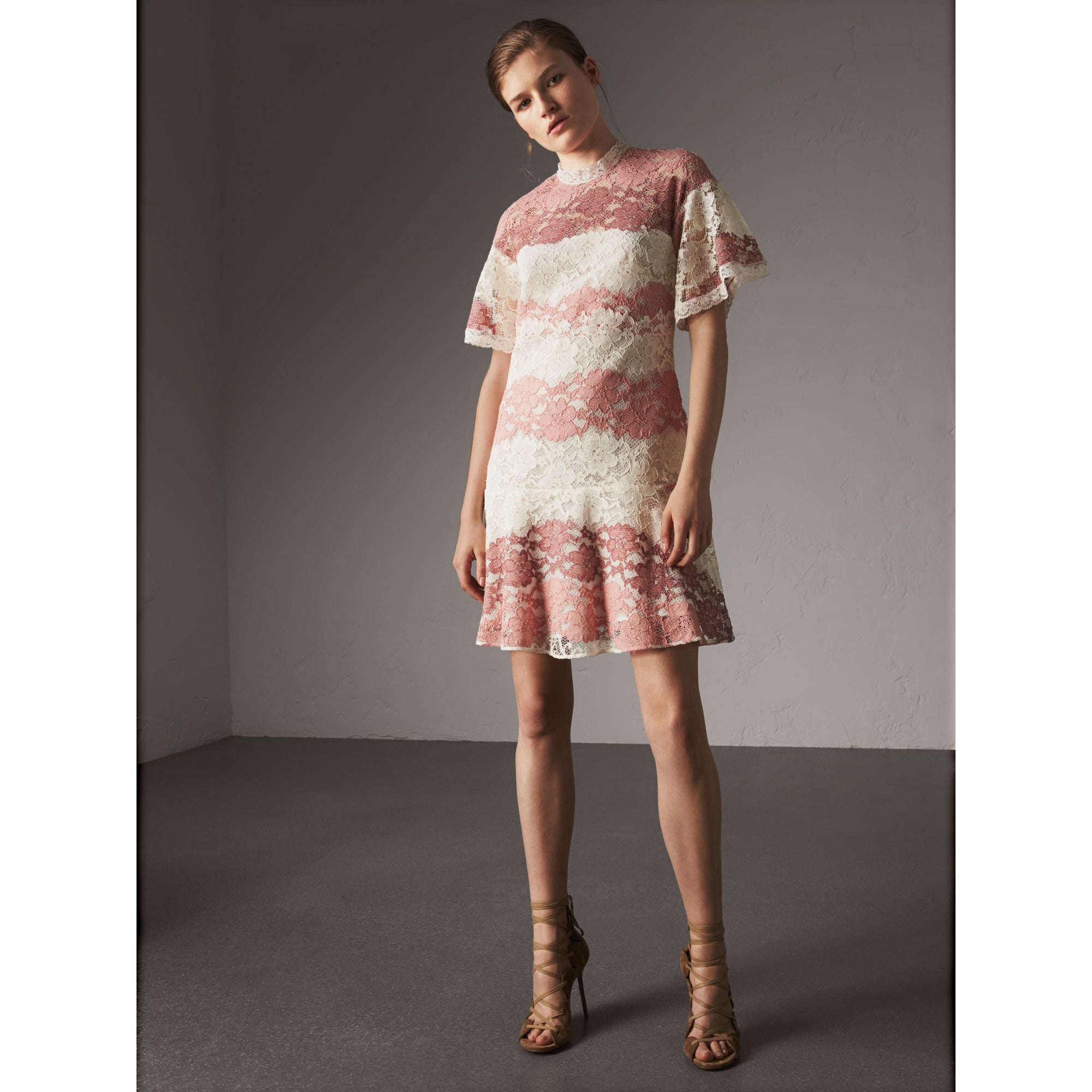 DUSTY PINK Robe en dentelle à motif floral avec manches papillon