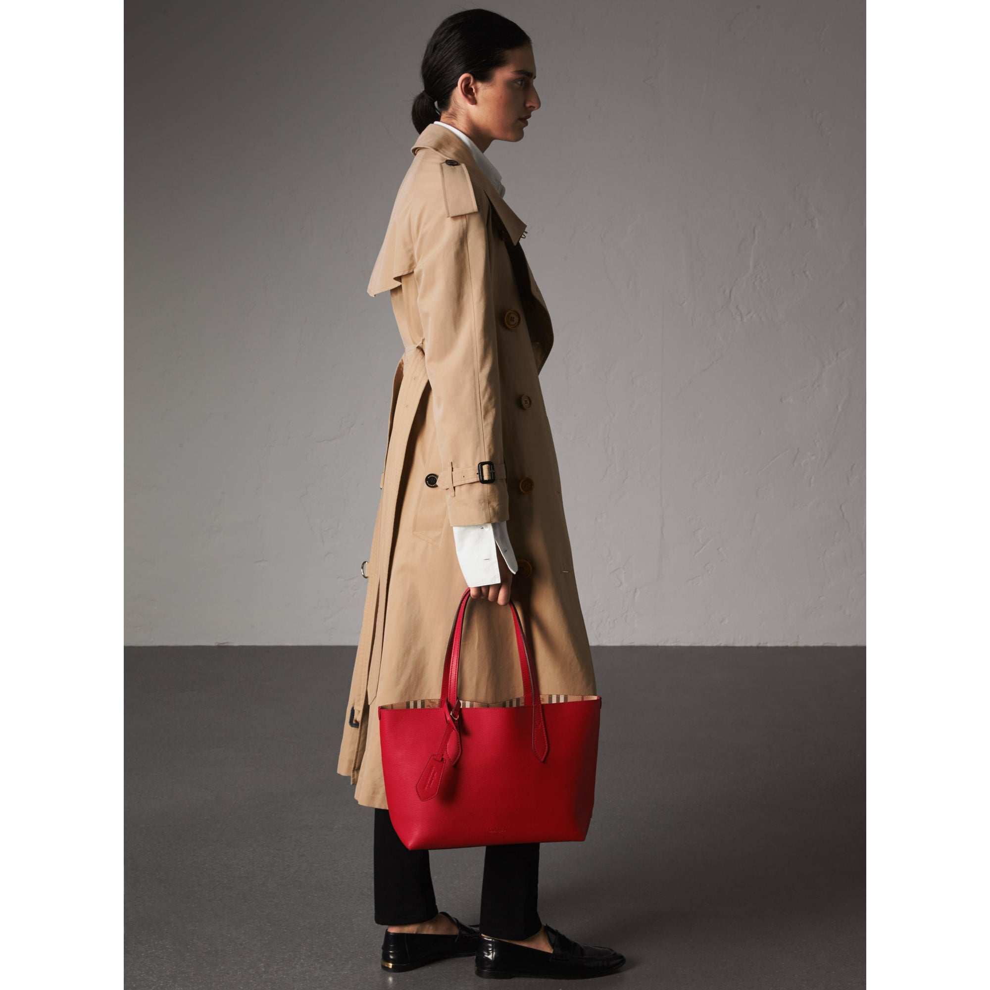 POPPY RED Petit sac tote réversible en cuir et tissu Haymarket check