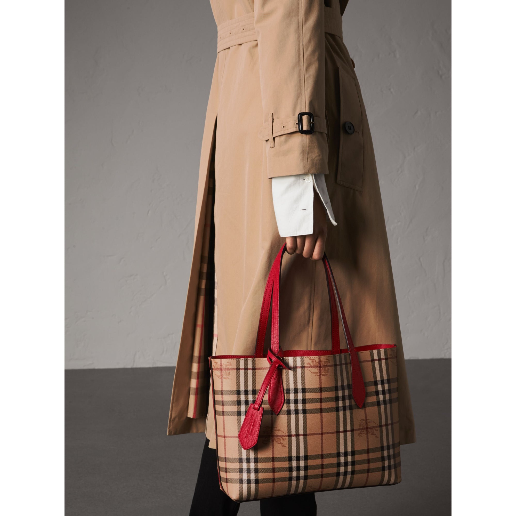 POPPY RED Petit sac tote réversible en cuir et tissu Haymarket check