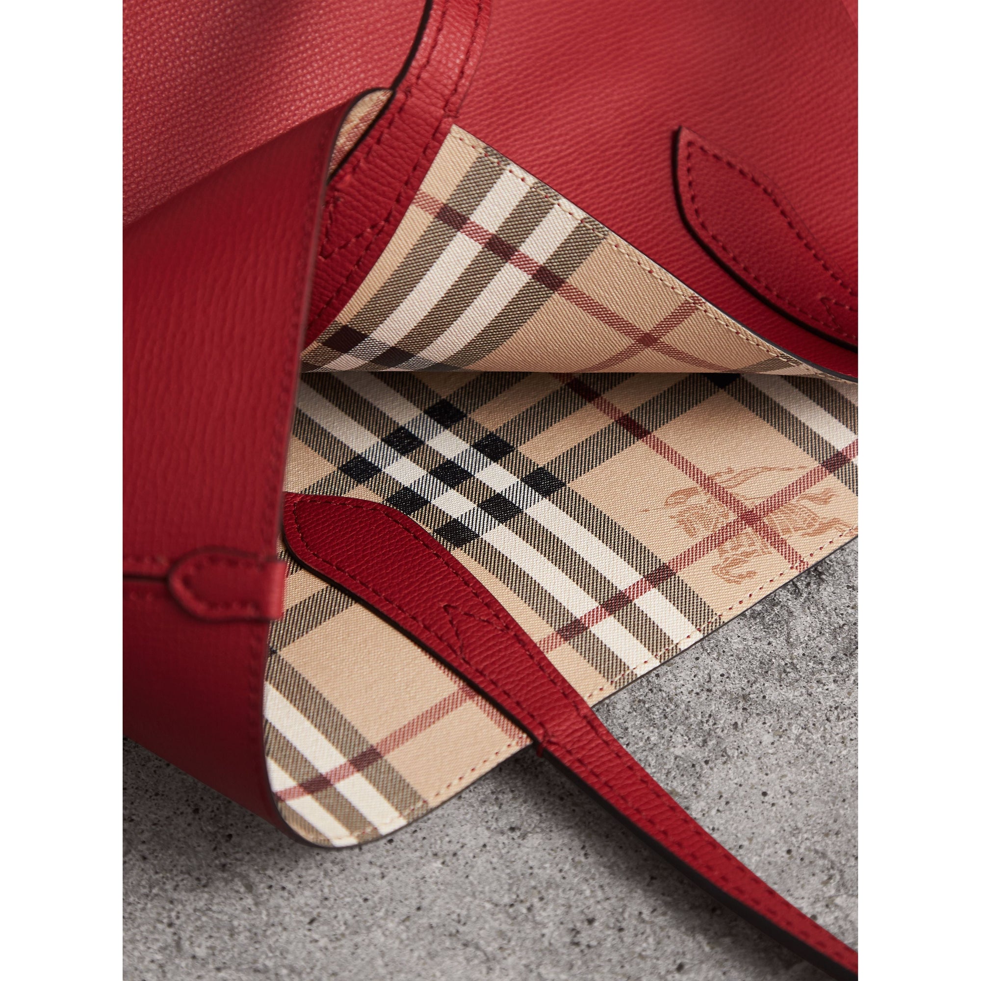 POPPY RED Petit sac tote réversible en cuir et tissu Haymarket check