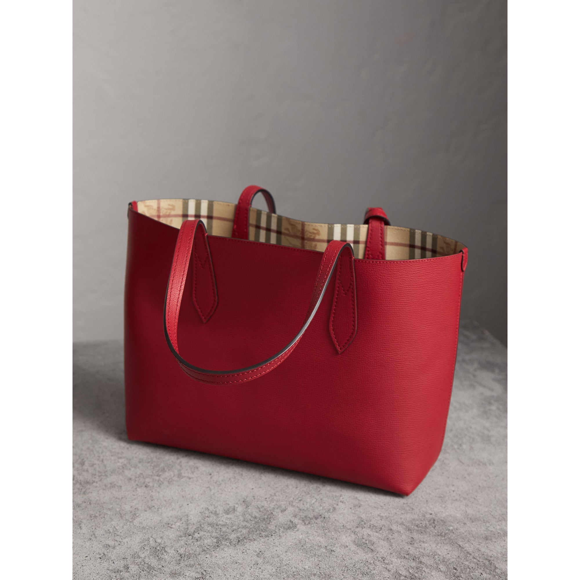 POPPY RED Petit sac tote réversible en cuir et tissu Haymarket check
