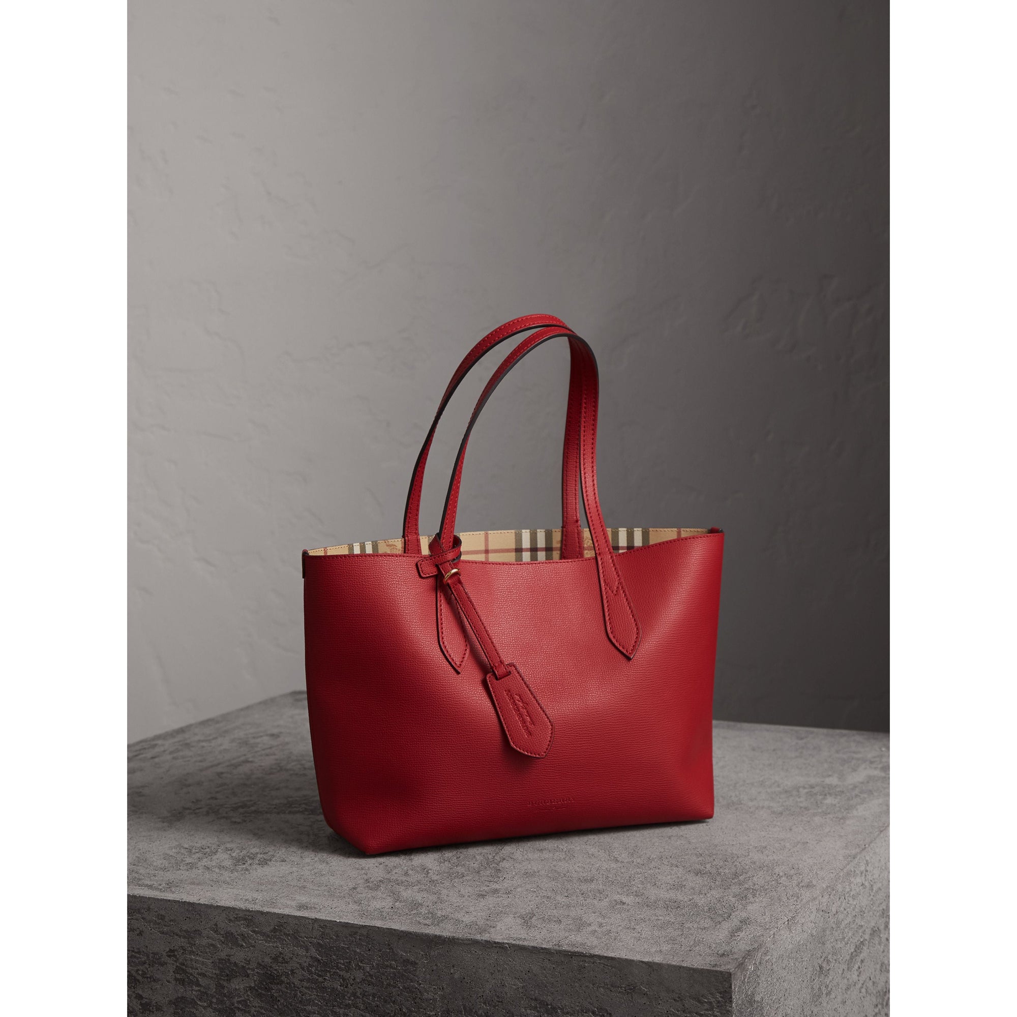 POPPY RED Petit sac tote réversible en cuir et tissu Haymarket check