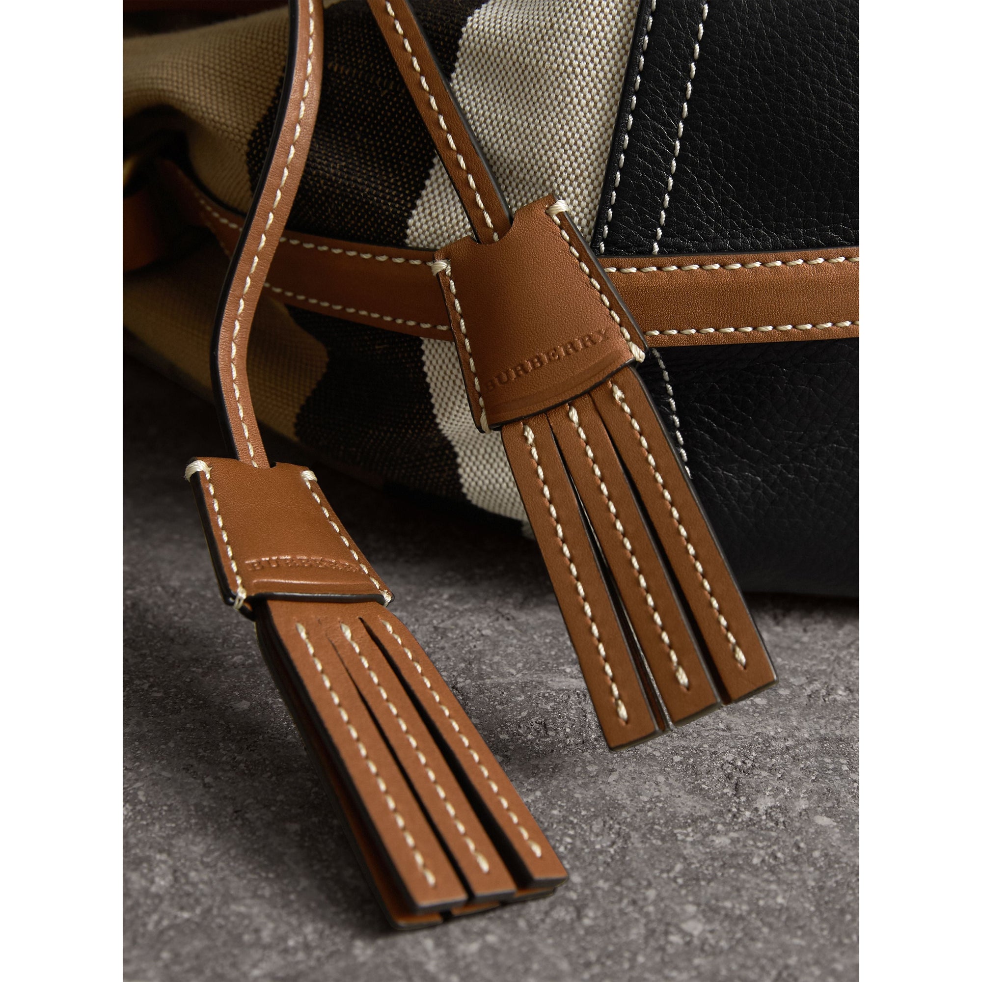 TAN Petit sac Burberry Bucket en toile Canvas check et cuir