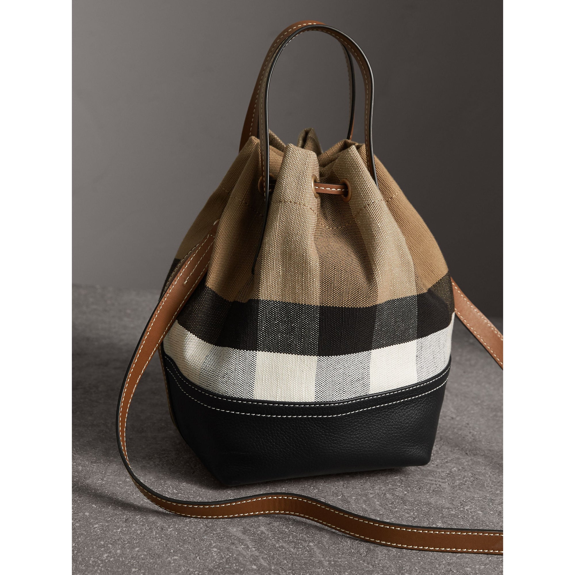 TAN Petit sac Burberry Bucket en toile Canvas check et cuir