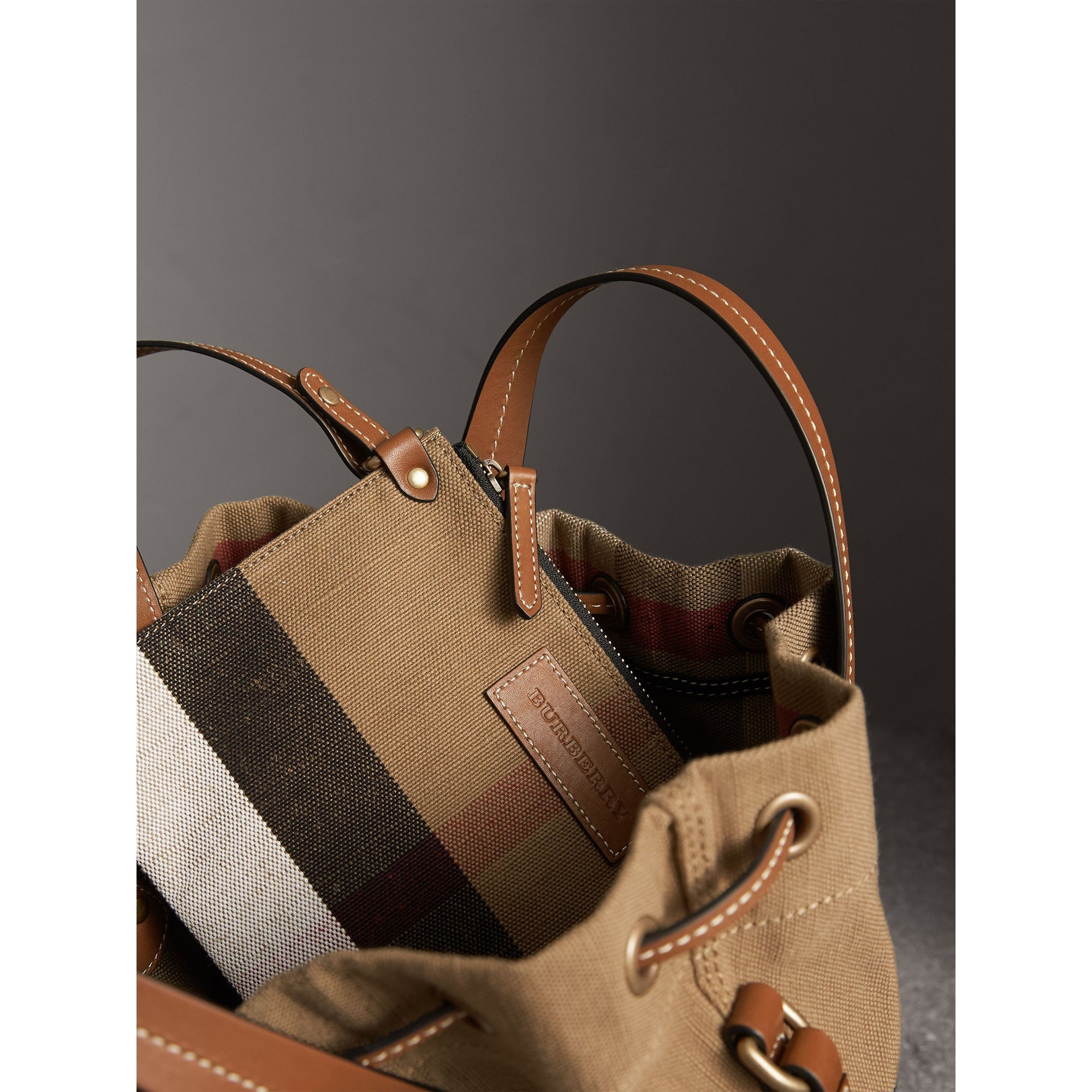 TAN Petit sac Burberry Bucket en toile Canvas check et cuir