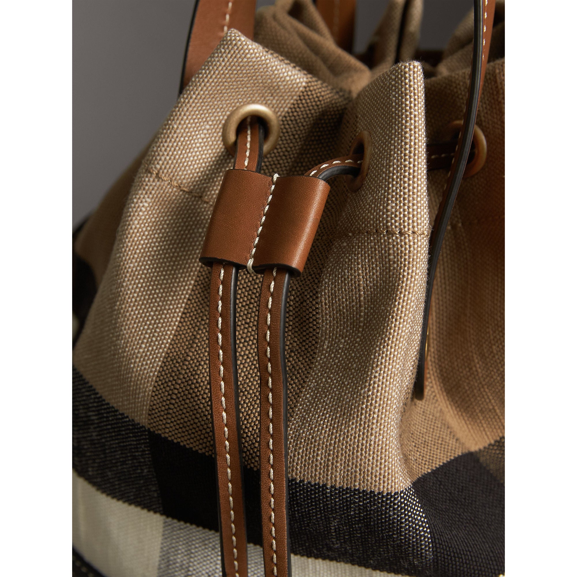 TAN Petit sac Burberry Bucket en toile Canvas check et cuir