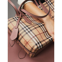 LIGHT ELDERBERRY Petit sac tote réversible en cuir et tissu Haymarket check