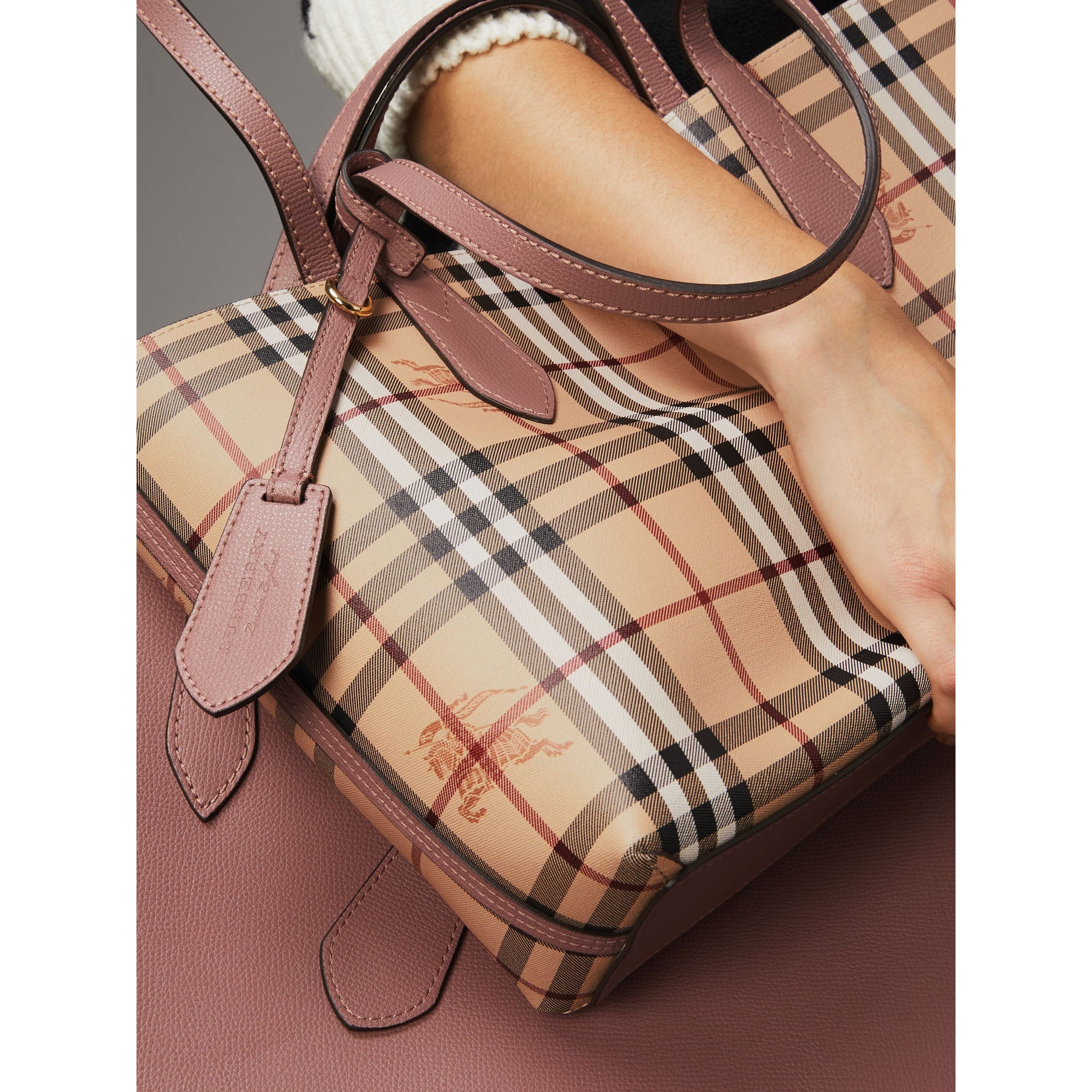 LIGHT ELDERBERRY Petit sac tote réversible en cuir et tissu Haymarket check