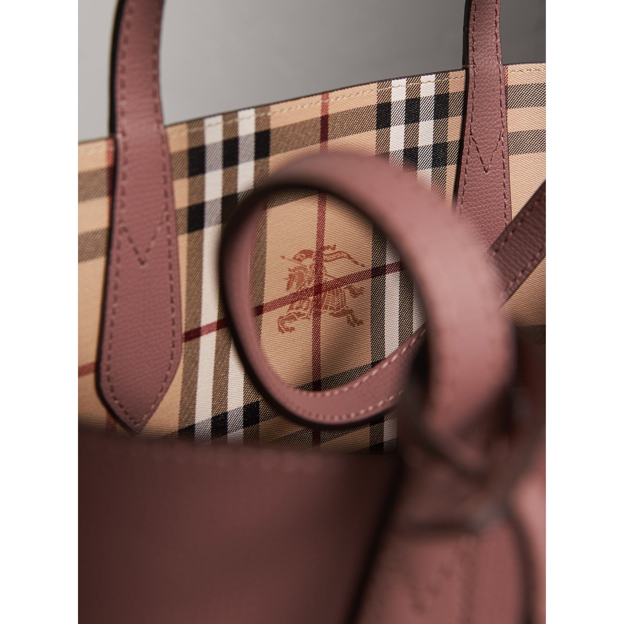 LIGHT ELDERBERRY Petit sac tote réversible en cuir et tissu Haymarket check