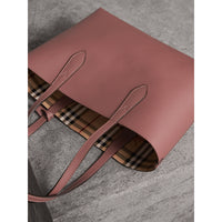 LIGHT ELDERBERRY Petit sac tote réversible en cuir et tissu Haymarket check