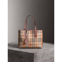 LIGHT ELDERBERRY Petit sac tote réversible en cuir et tissu Haymarket check