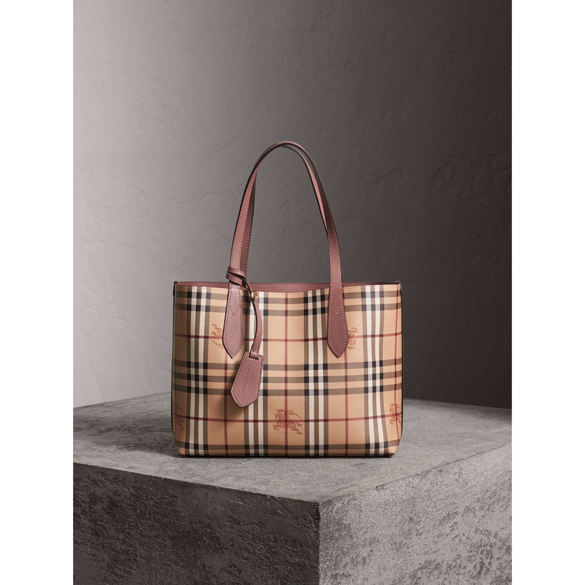 LIGHT ELDERBERRY Petit sac tote réversible en cuir et tissu Haymarket check
