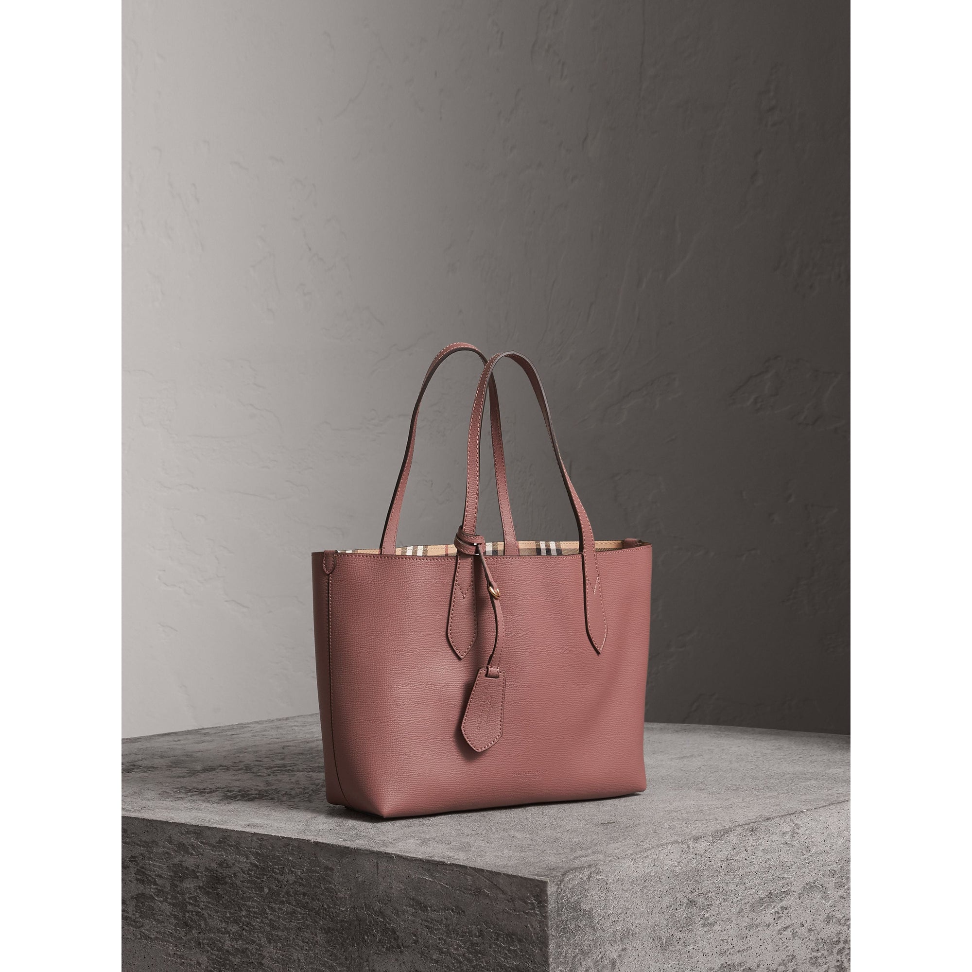 LIGHT ELDERBERRY Petit sac tote réversible en cuir et tissu Haymarket check