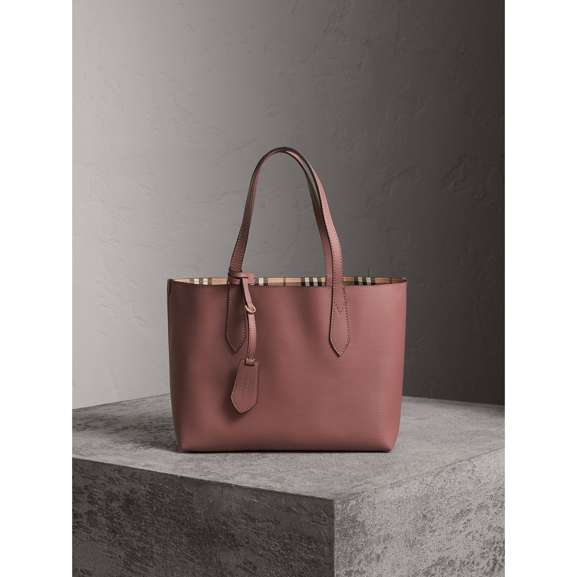 LIGHT ELDERBERRY Petit sac tote réversible en cuir et tissu Haymarket check