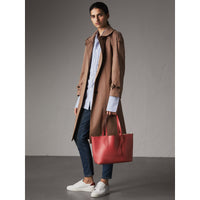 CORAL RED Petit sac tote réversible en cuir et tissu Haymarket check