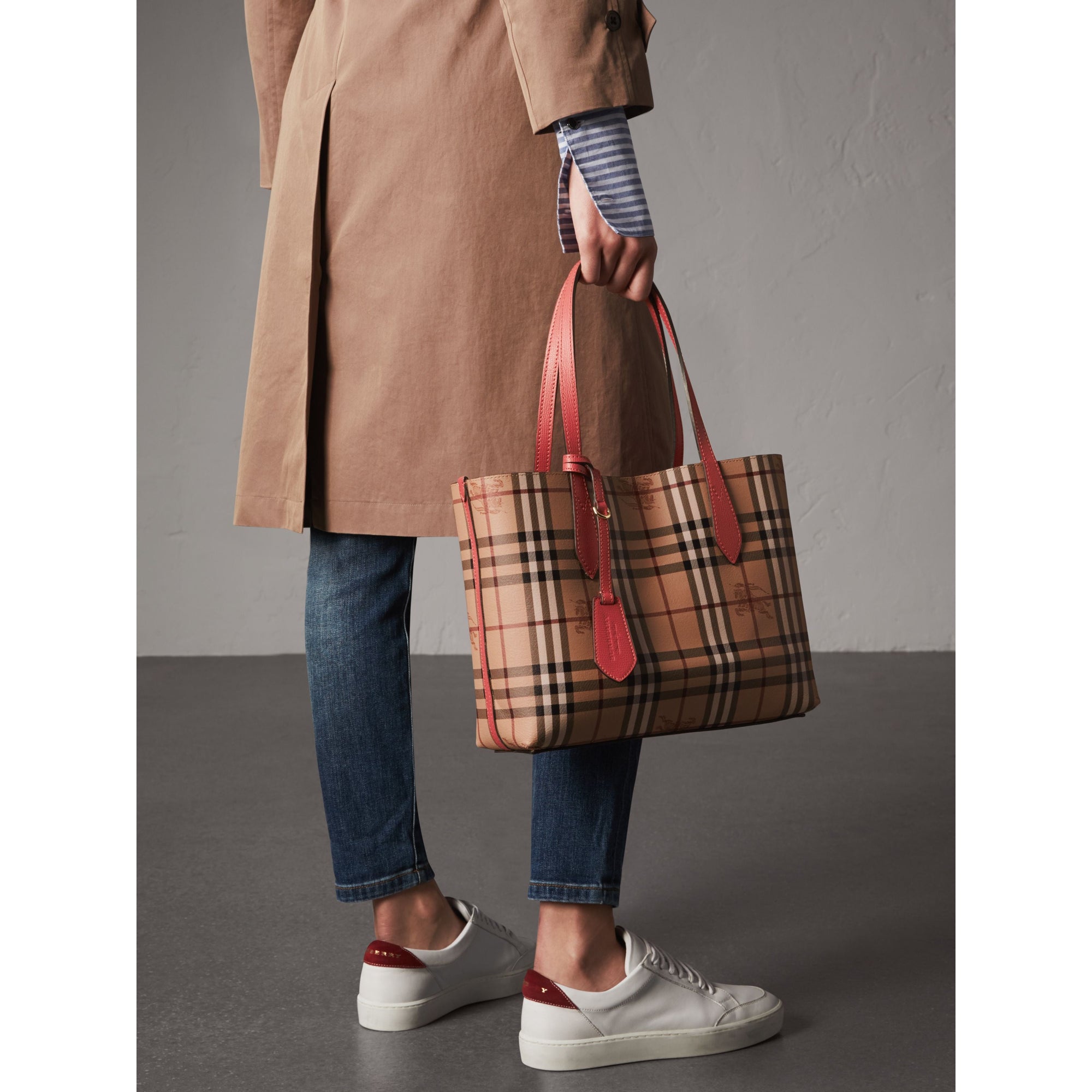 CORAL RED Petit sac tote réversible en cuir et tissu Haymarket check