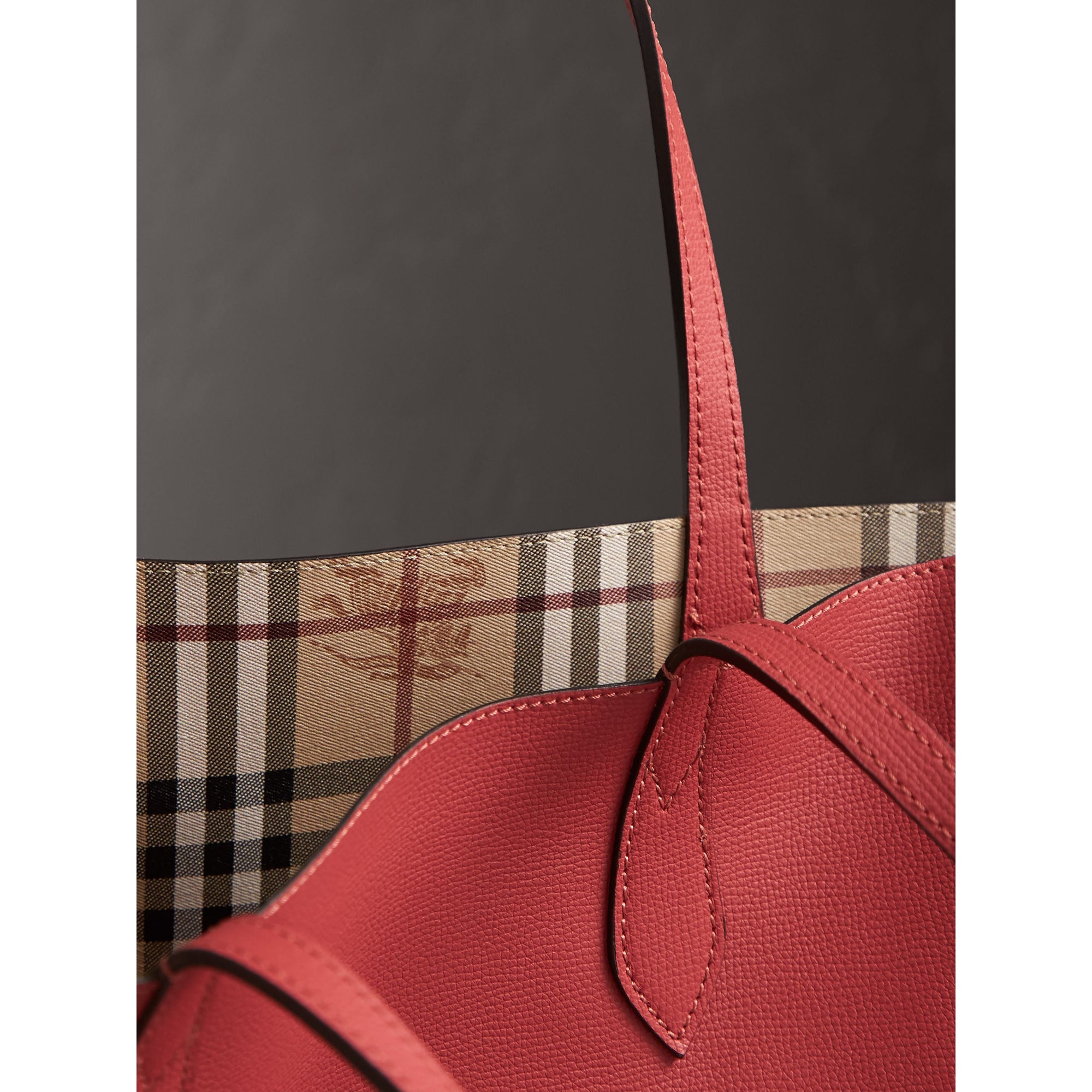 CORAL RED Petit sac tote réversible en cuir et tissu Haymarket check
