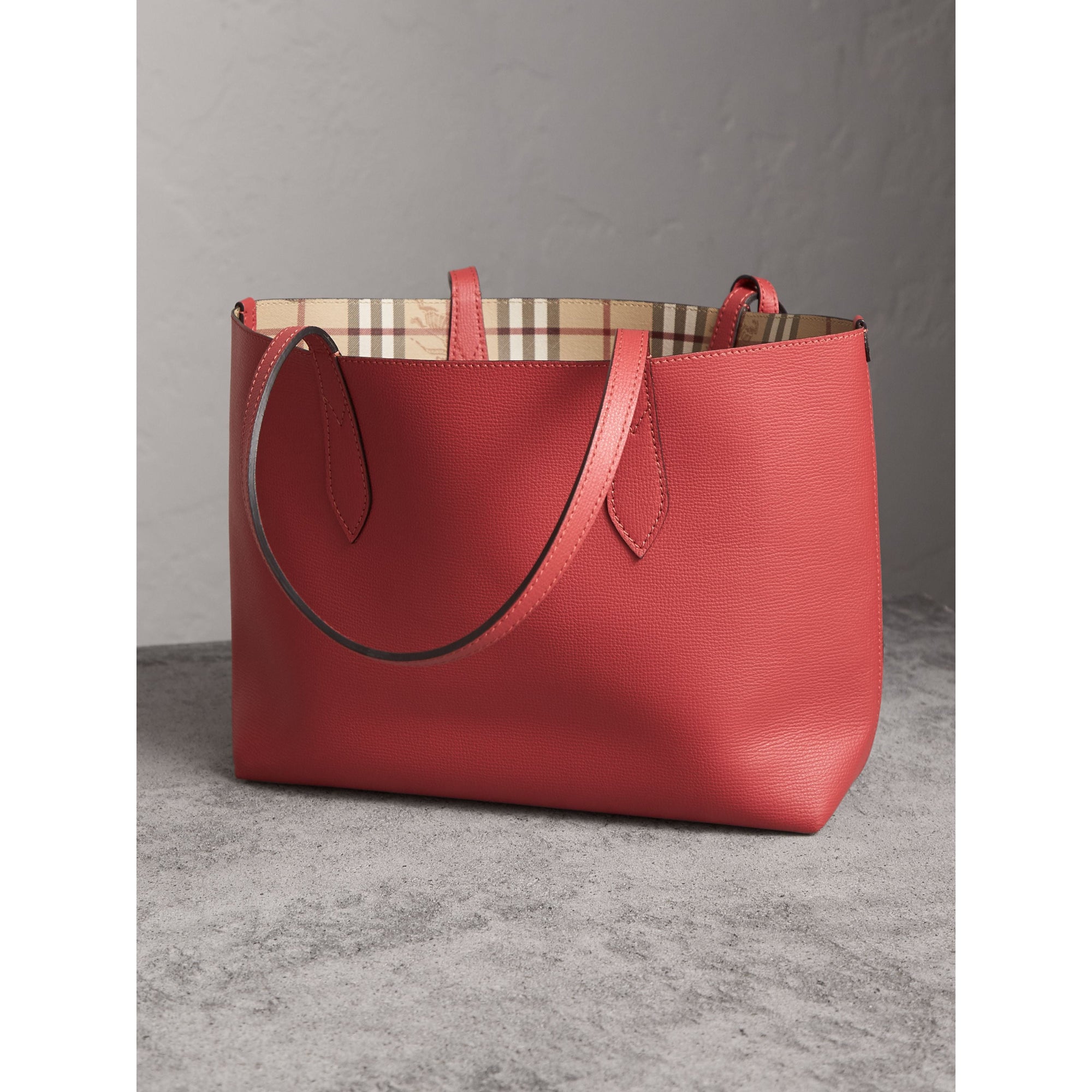 CORAL RED Petit sac tote réversible en cuir et tissu Haymarket check