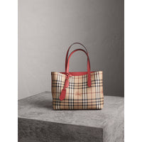 CORAL RED Petit sac tote réversible en cuir et tissu Haymarket check