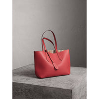CORAL RED Petit sac tote réversible en cuir et tissu Haymarket check