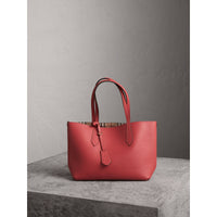 CORAL RED Petit sac tote réversible en cuir et tissu Haymarket check
