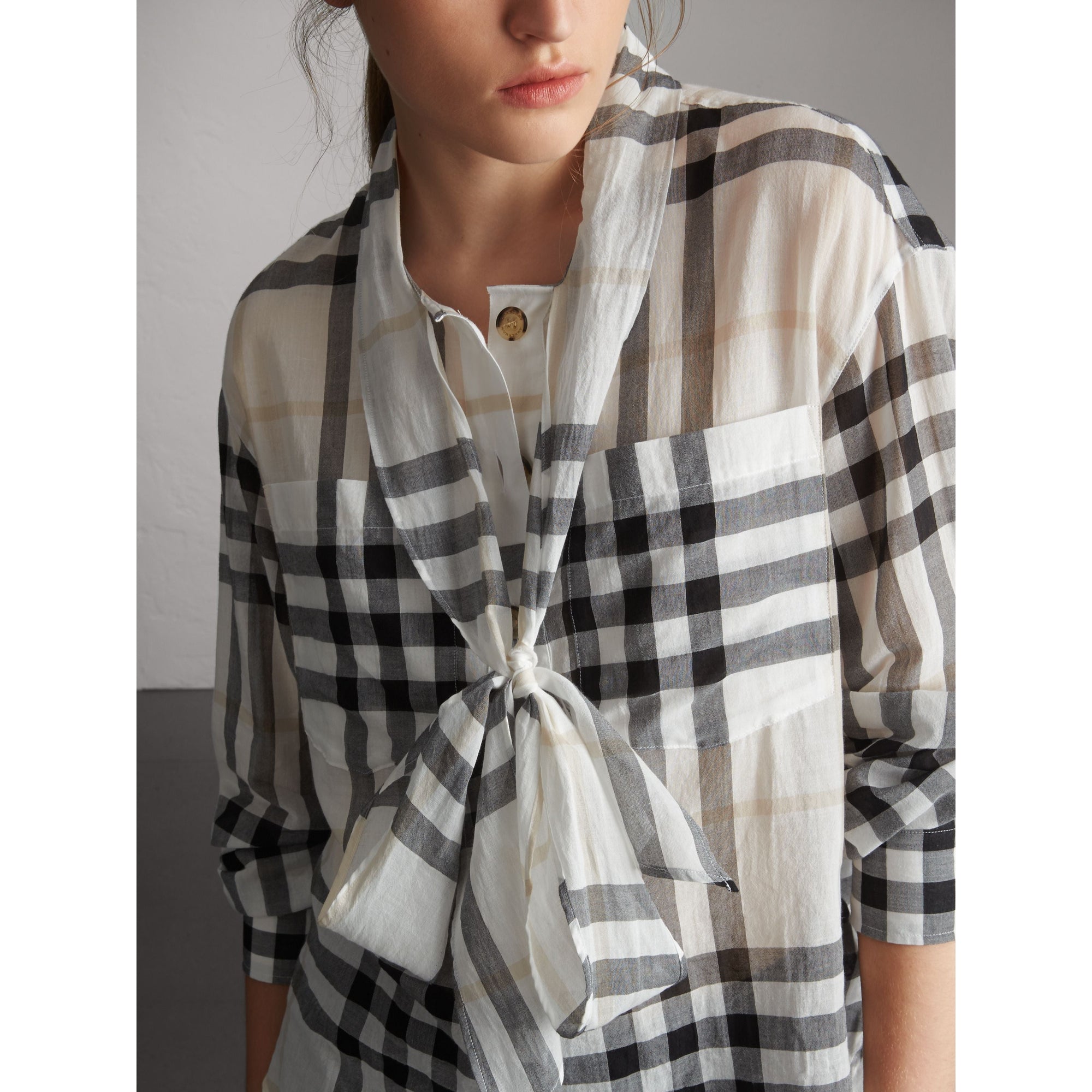 WHITE Chemise en coton à motif check avec col lavallière