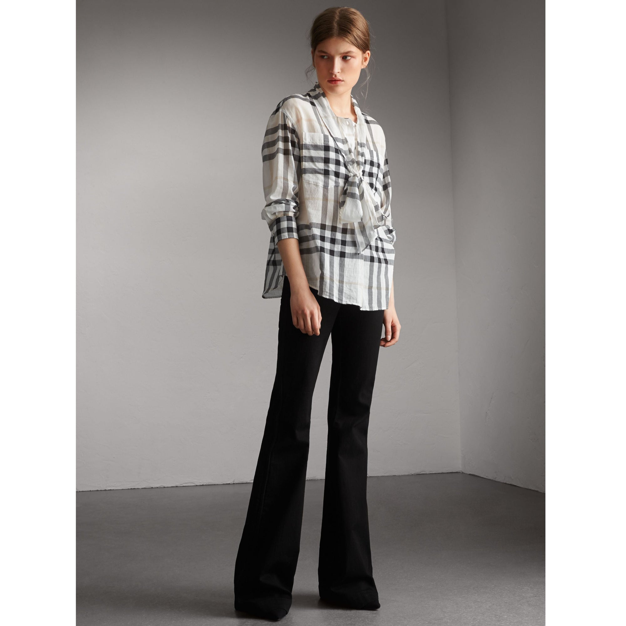 WHITE Chemise en coton à motif check avec col lavallière