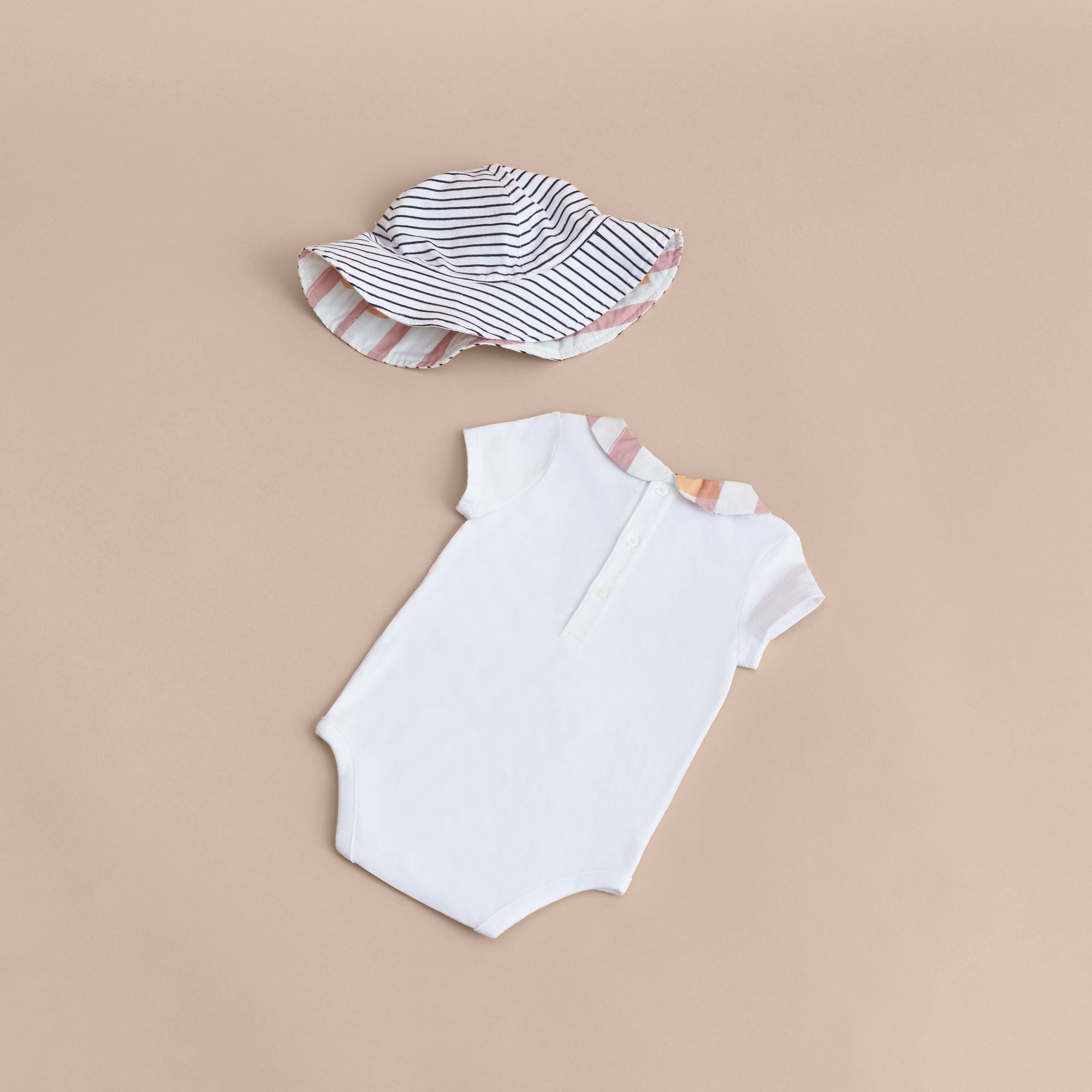 WHITE Coffret cadeau bébé trois pièces en coton avec imprimé à cœur de Cupidon