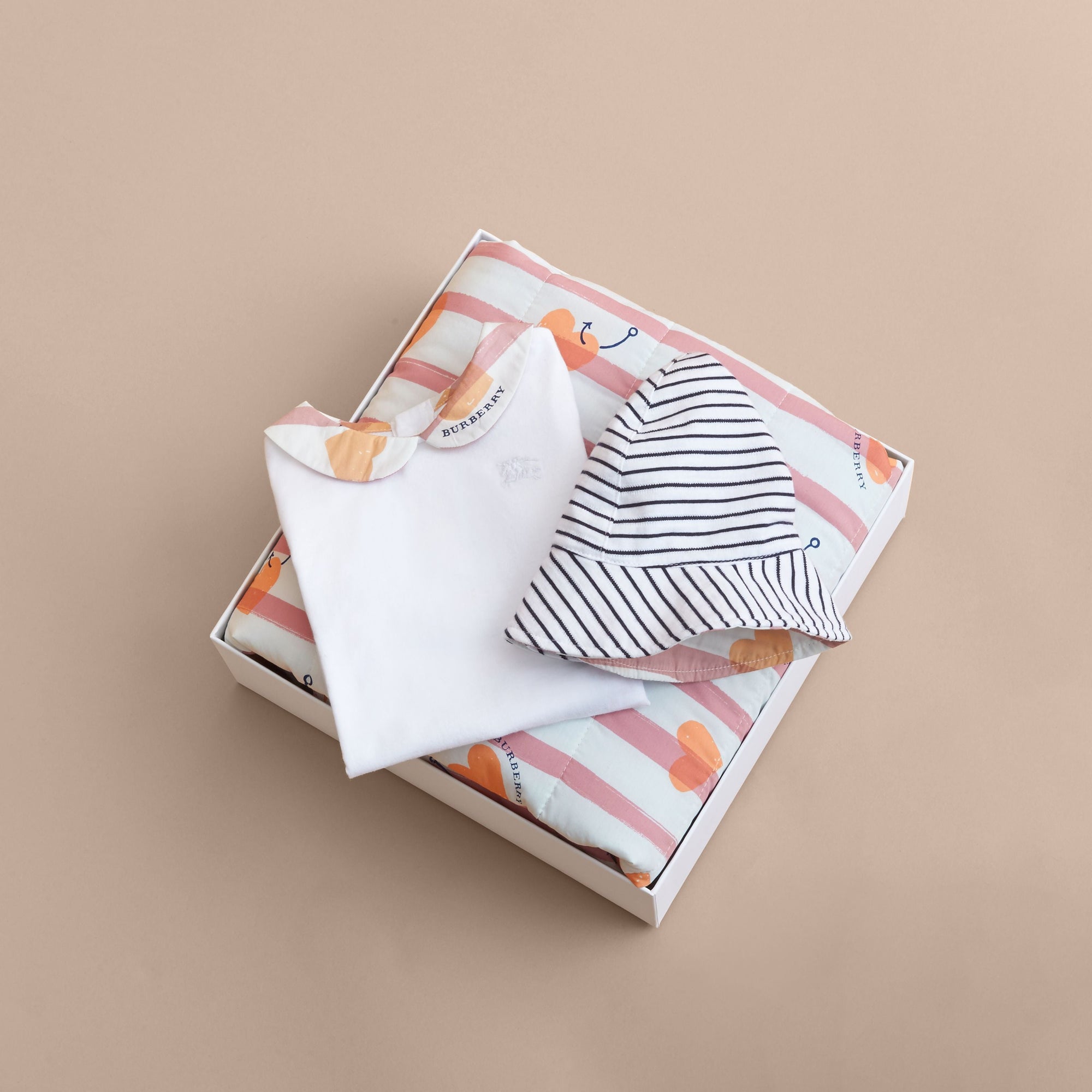 WHITE Coffret cadeau bébé trois pièces en coton avec imprimé à cœur de Cupidon