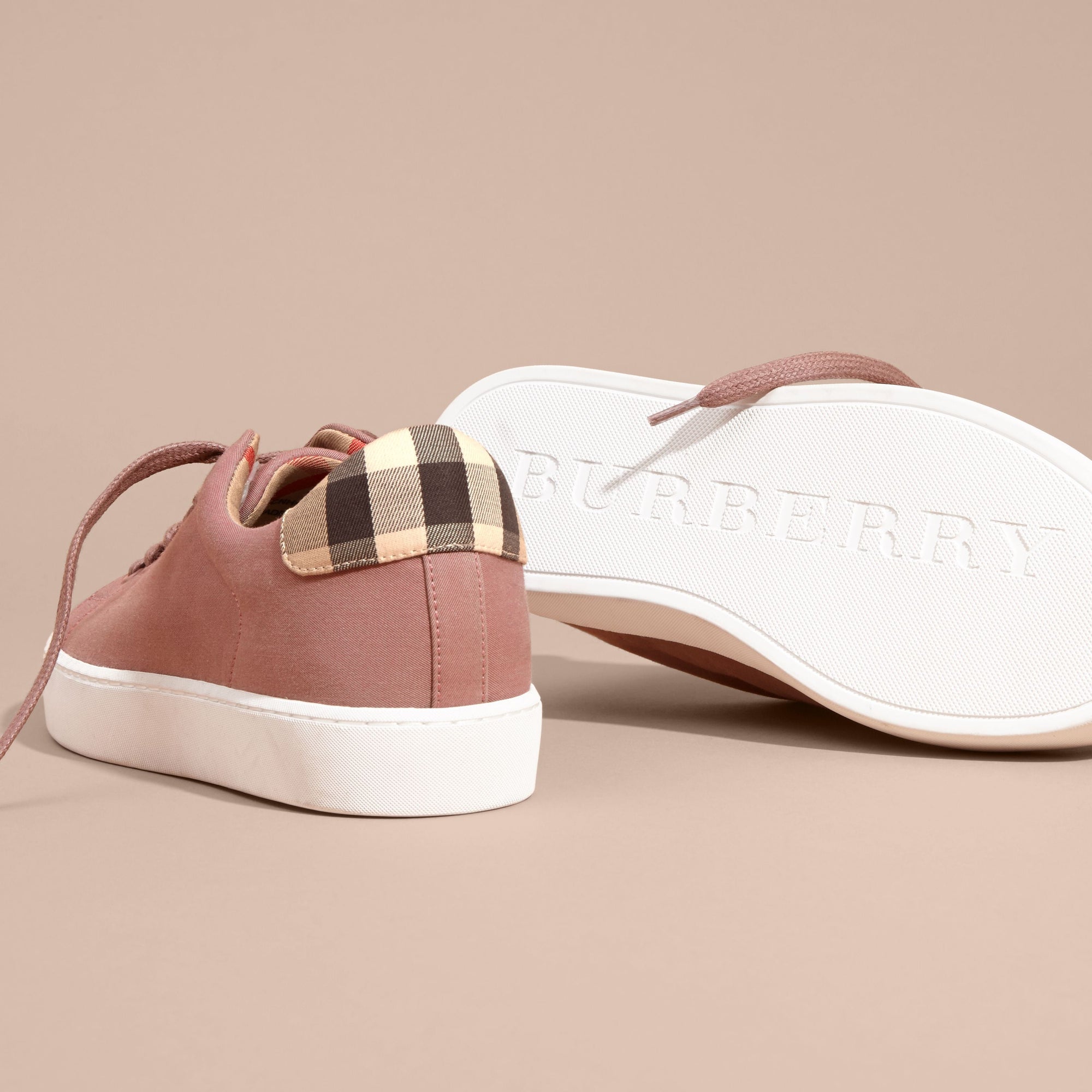 ANTIQUE ROSE Sneakers en coton avec motif check