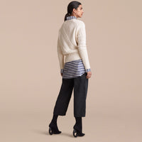 NATURAL WHITE Pull en laine et cachemire avec panneaux en maille torsadée et côtelée