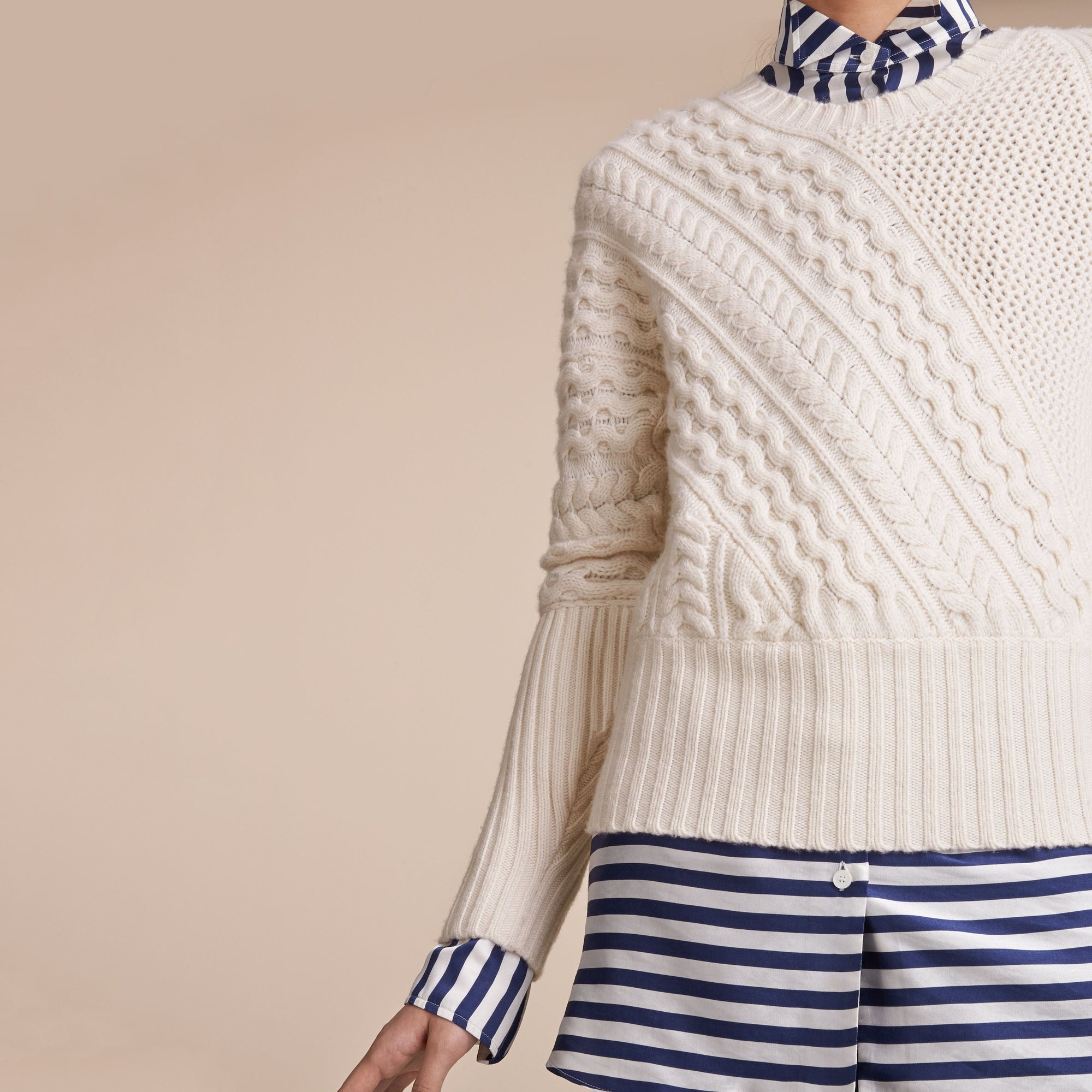 NATURAL WHITE Pull en laine et cachemire avec panneaux en maille torsadée et côtelée