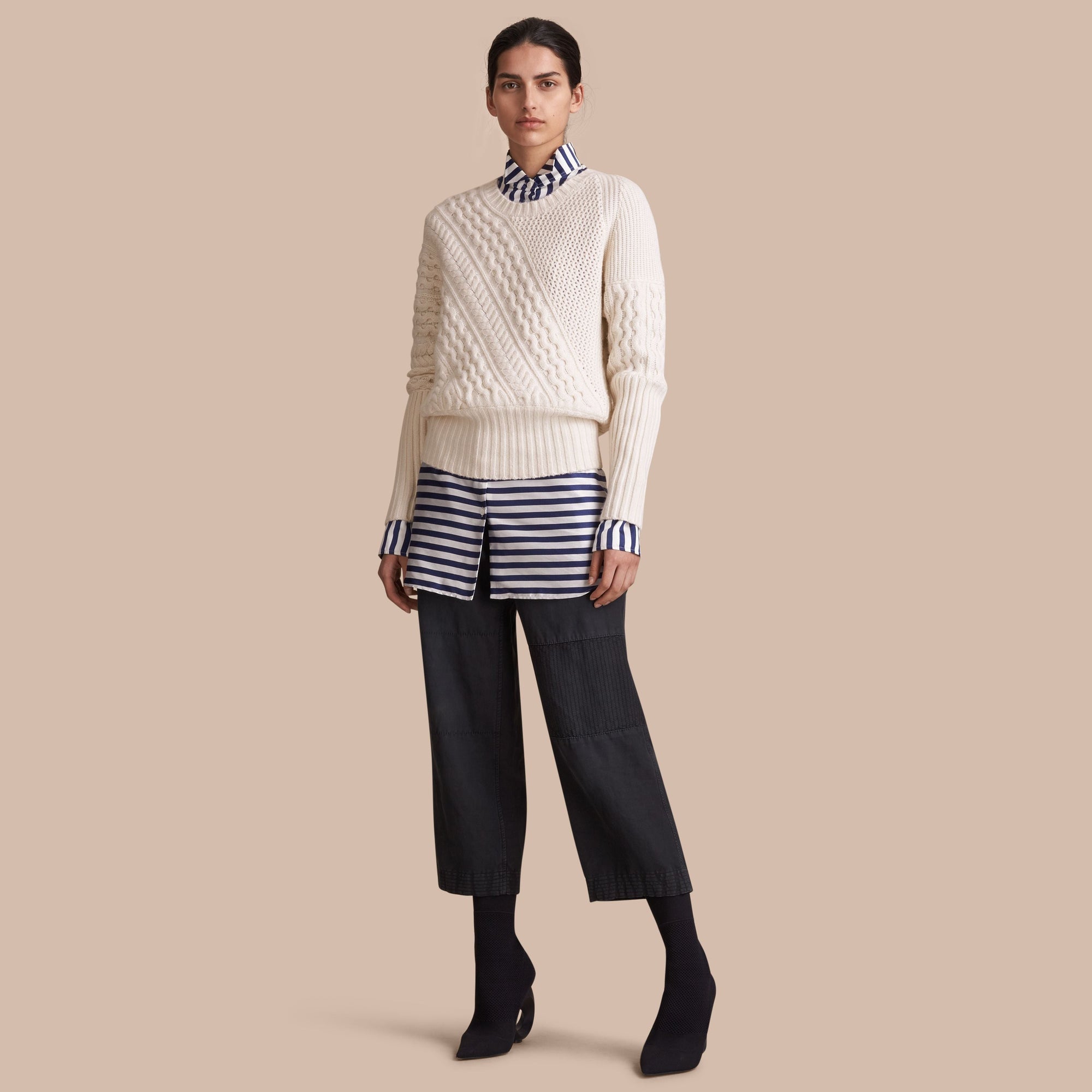 NATURAL WHITE Pull en laine et cachemire avec panneaux en maille torsadée et côtelée