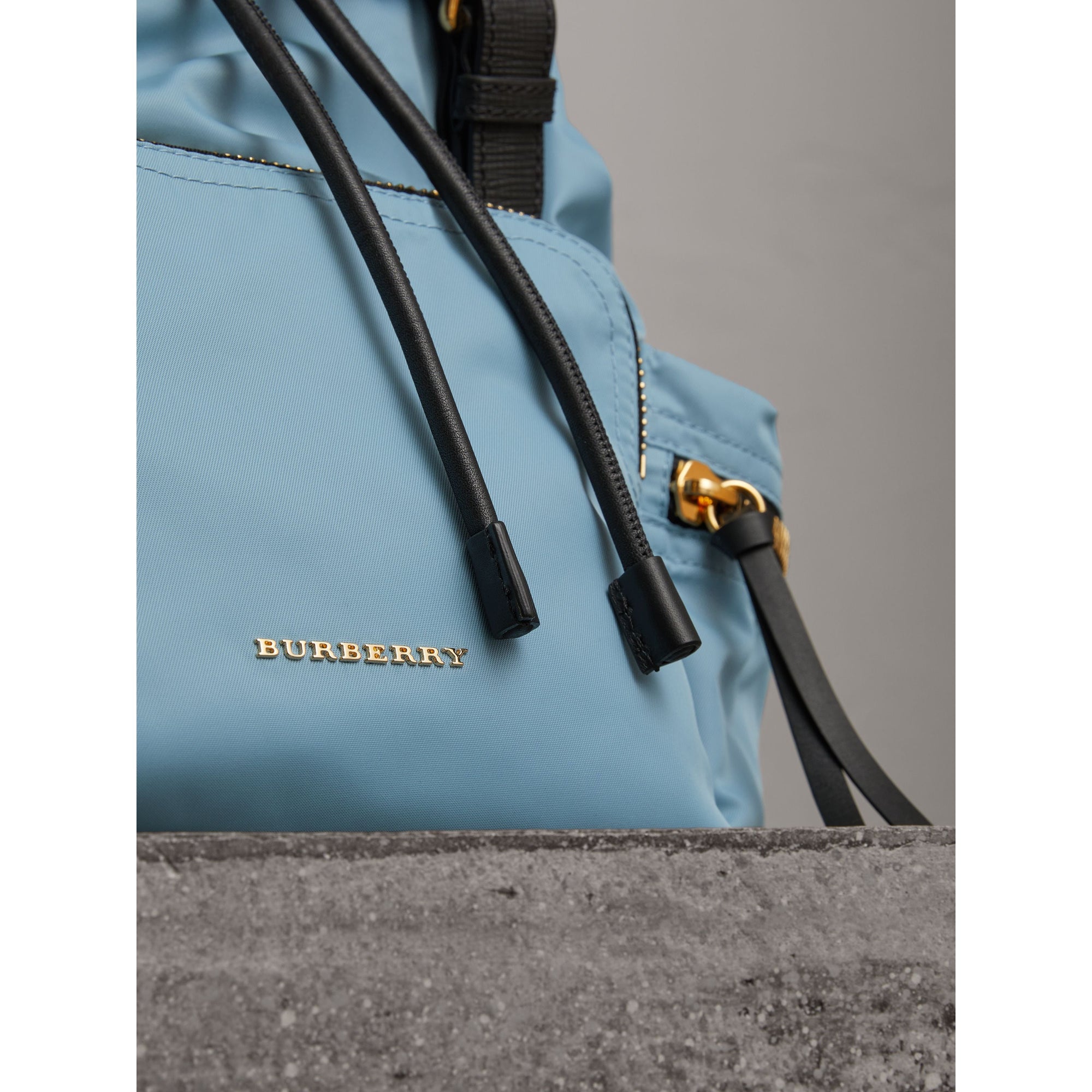 PALE BLUEBELL Sac The Rucksack moyen en nylon technique et cuir