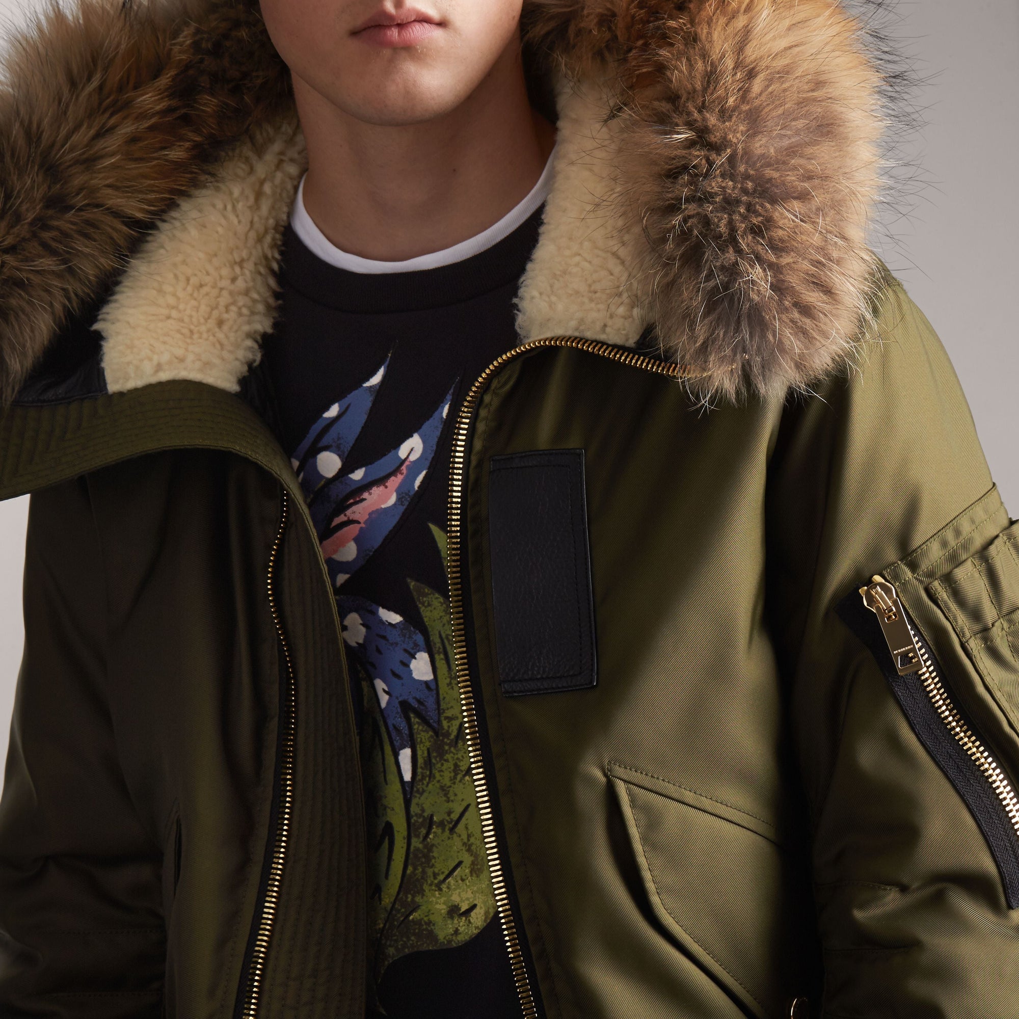 CAPER GREEN Veste rembourrée en duvet de canard avec capuche en fourrure de raton laveur et shearling