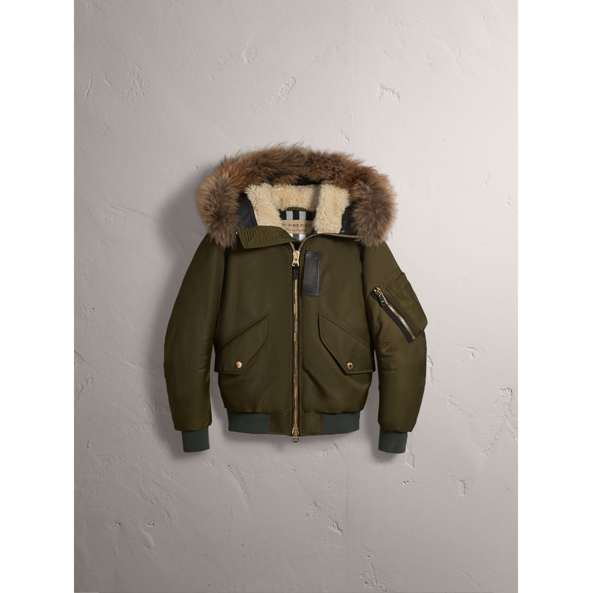 CAPER GREEN Veste rembourrée en duvet de canard avec capuche en fourrure de raton laveur et shearling