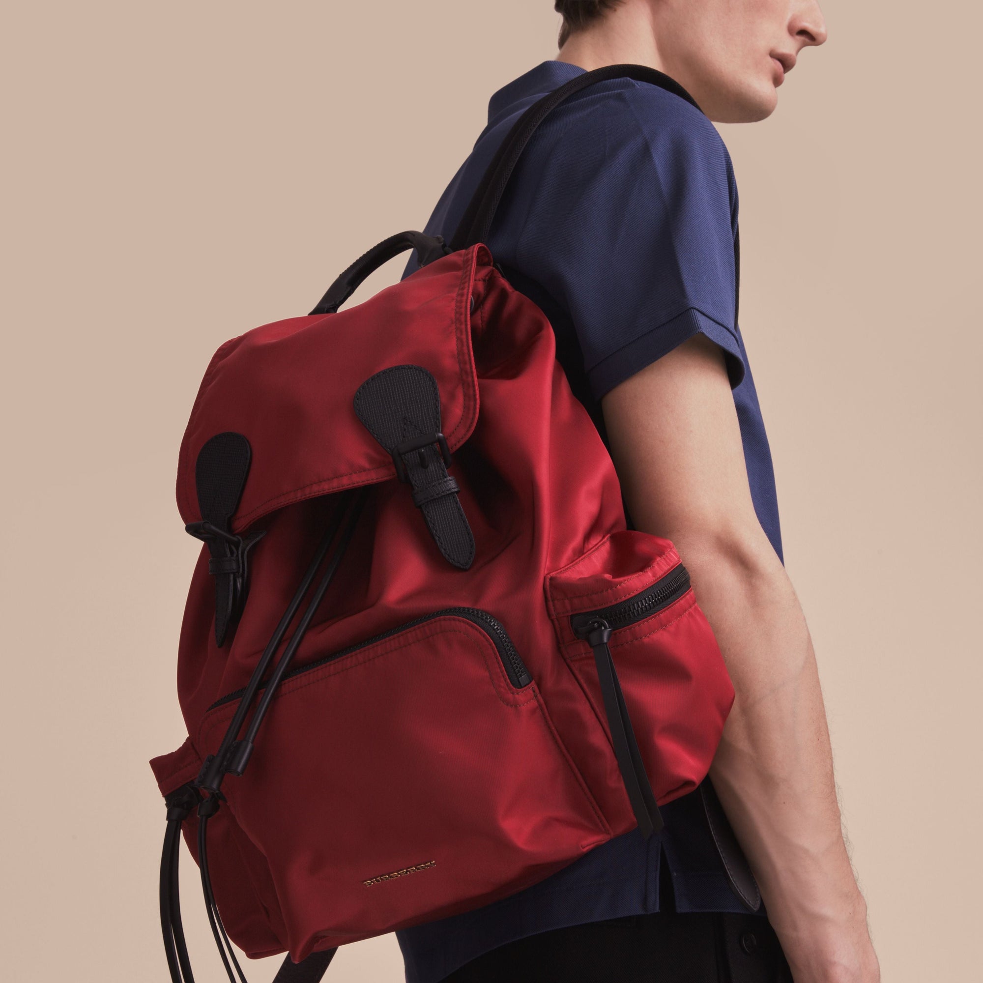 ANTIQUE RED Grand sac The Rucksack en nylon technique et cuir