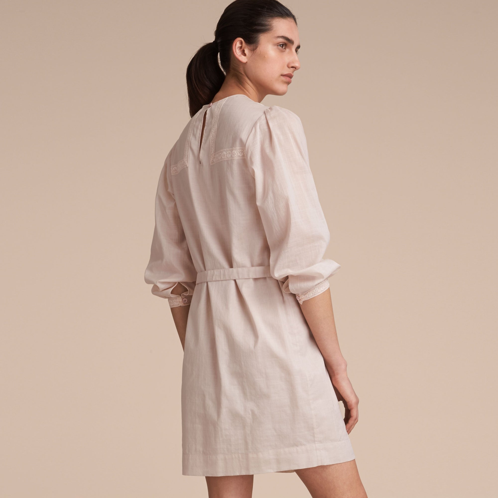 CHALK PINK Robe en coton avec dentelle à nervures