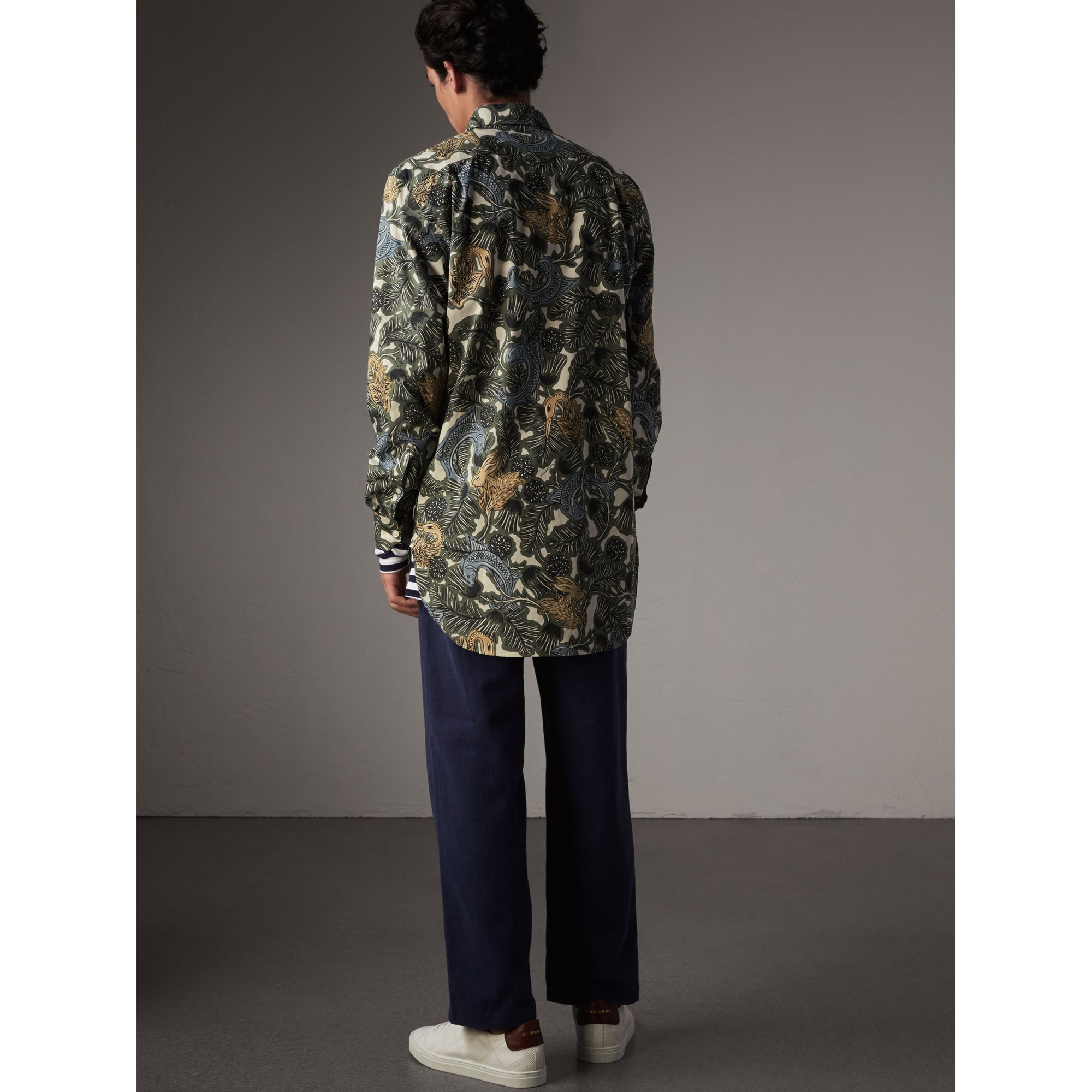 SAGE GREEN Chemise de coupe longue en popeline de coton à imprimé Bestiaire