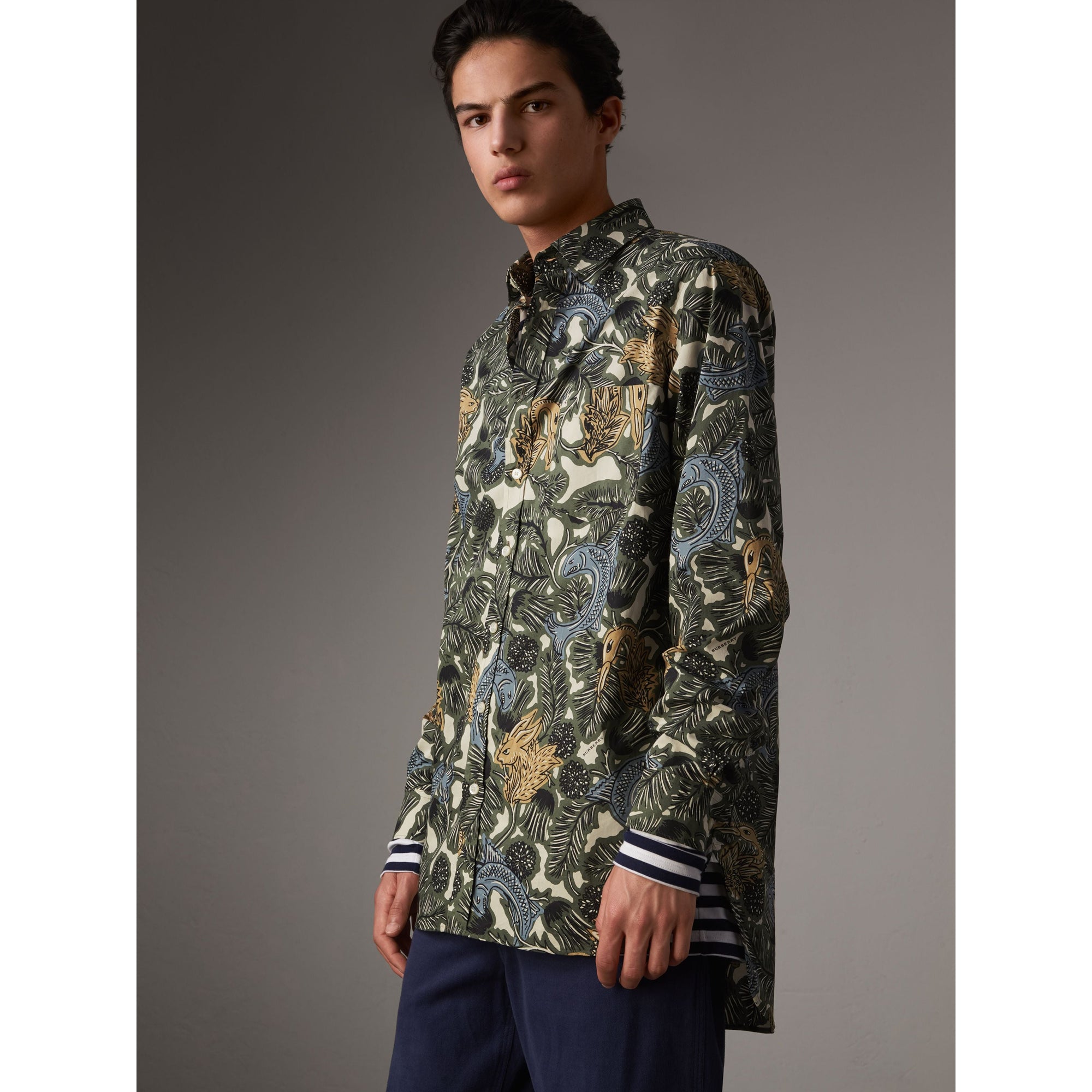 SAGE GREEN Chemise de coupe longue en popeline de coton à imprimé Bestiaire