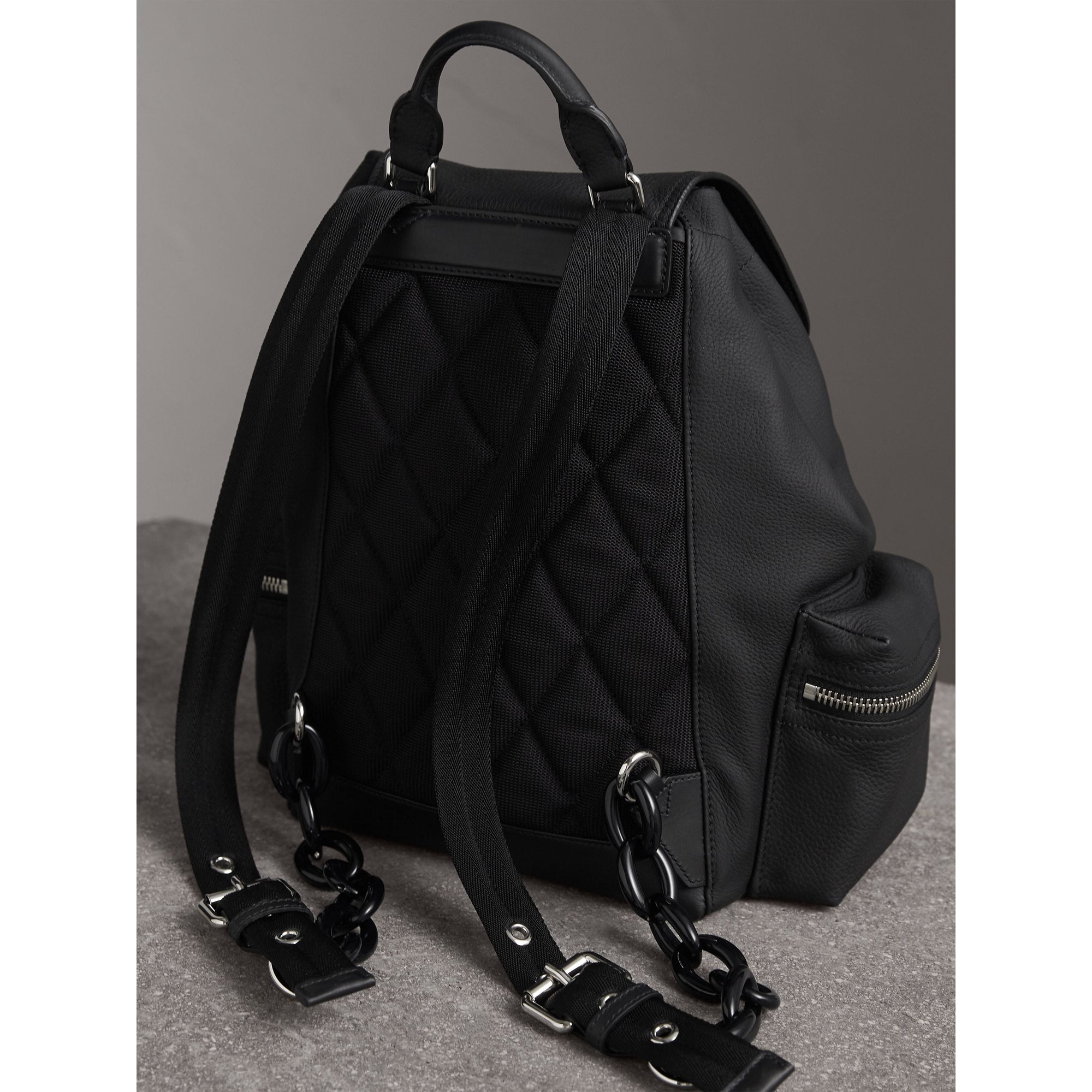BLACK Sac The Rucksack de taille moyenne en cuir de cerf avec chaîne en résine