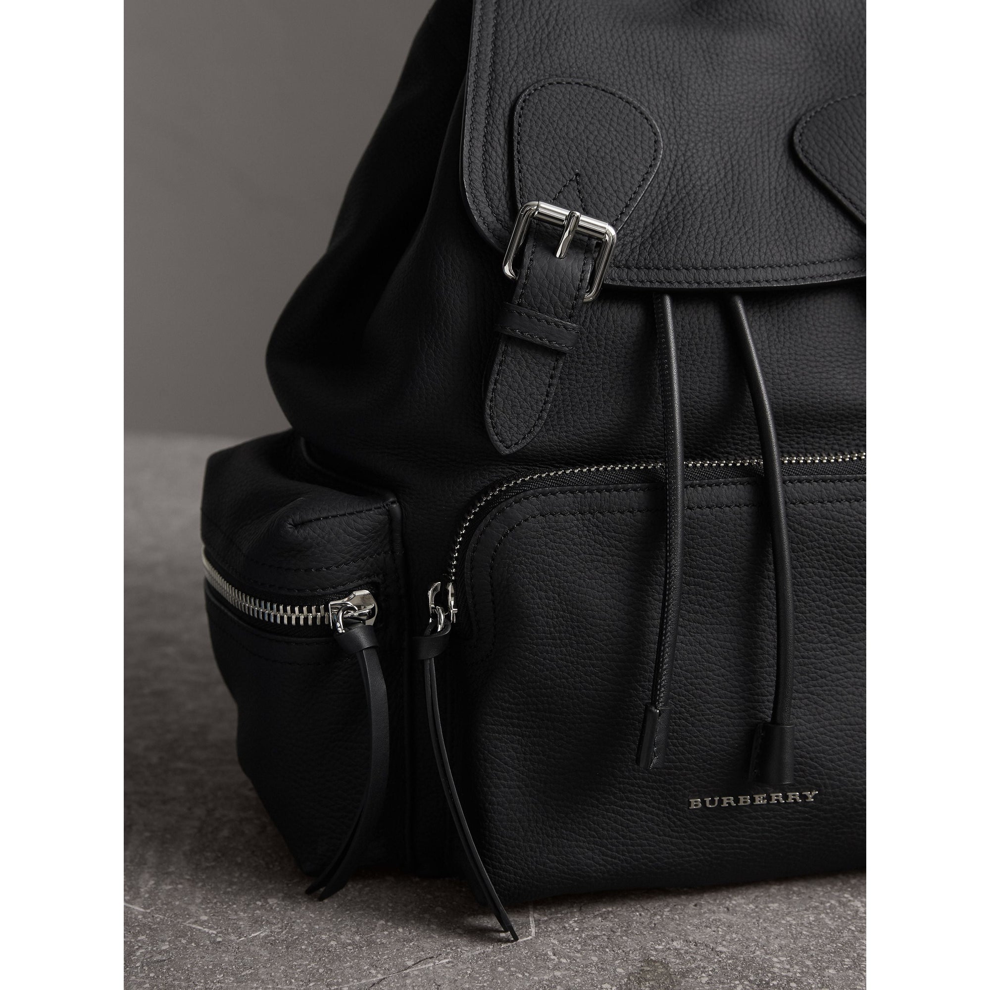 BLACK Sac The Rucksack de taille moyenne en cuir de cerf avec chaîne en résine