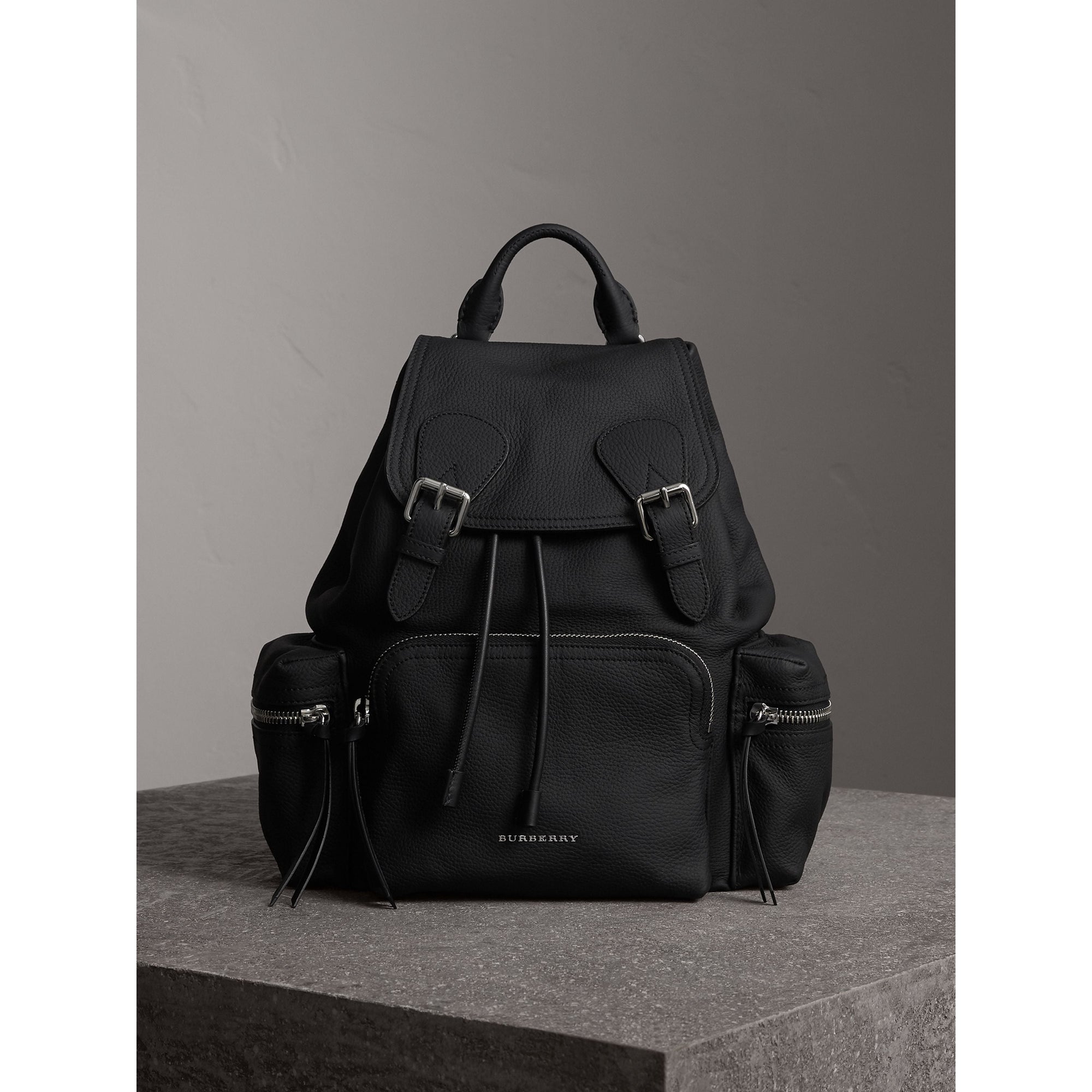 BLACK Sac The Rucksack de taille moyenne en cuir de cerf avec chaîne en résine