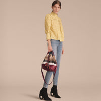 BURGUNDY RED Petit sac Burberry Bucket en toile Canvas check et cuir