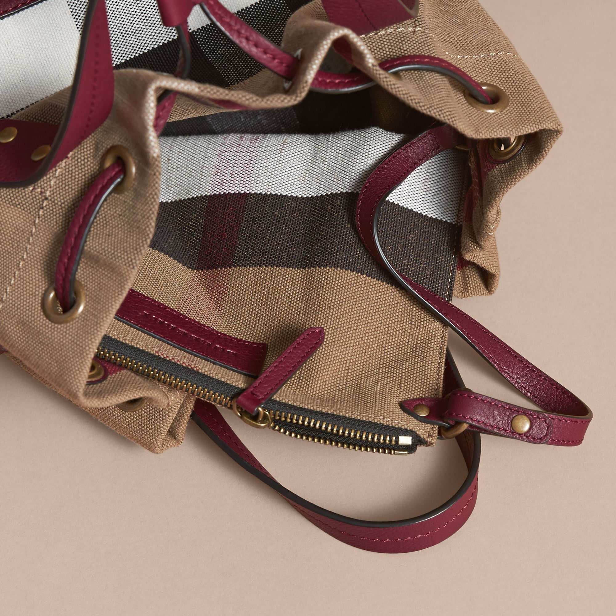 BURGUNDY RED Petit sac Burberry Bucket en toile Canvas check et cuir