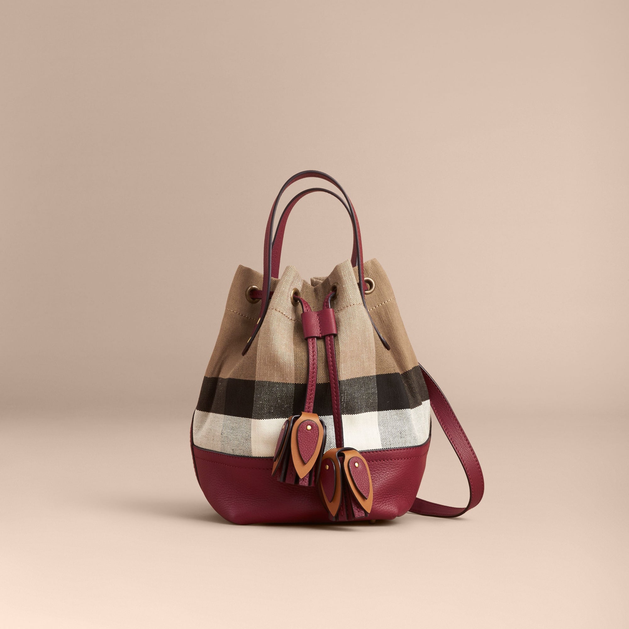 BURGUNDY RED Petit sac Burberry Bucket en toile Canvas check et cuir