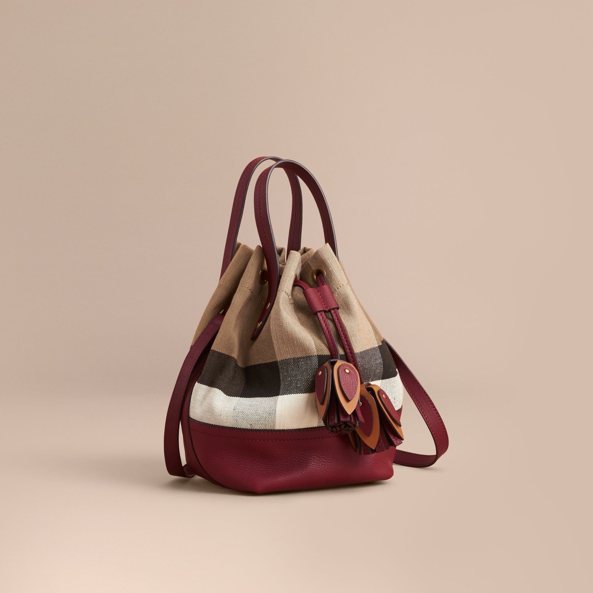 BURGUNDY RED Petit sac Burberry Bucket en toile Canvas check et cuir